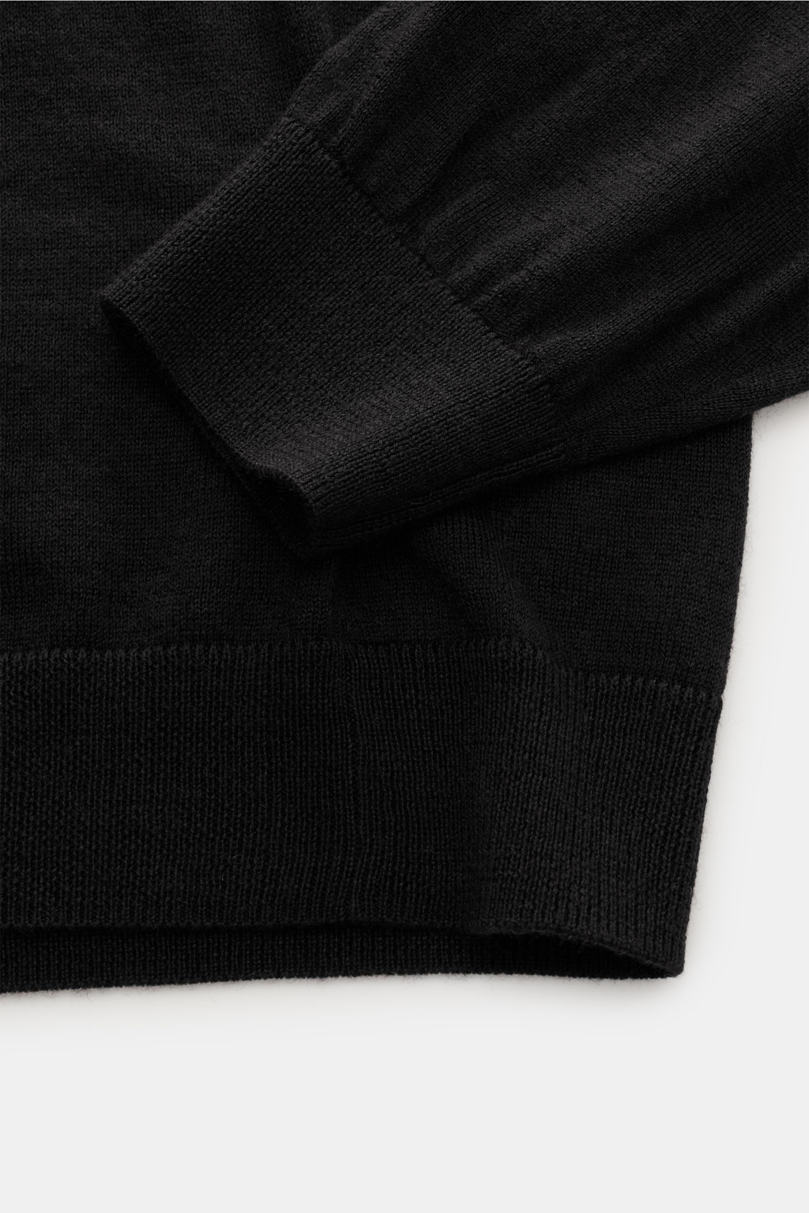 FTC Feinstrick V-Neck Pullover dunkelbraun, Detailaufnahme von Saum und Ärmelbündchen, feines Strickbild, Slim Fit, weicher Cashmere-Seacell-Mix.