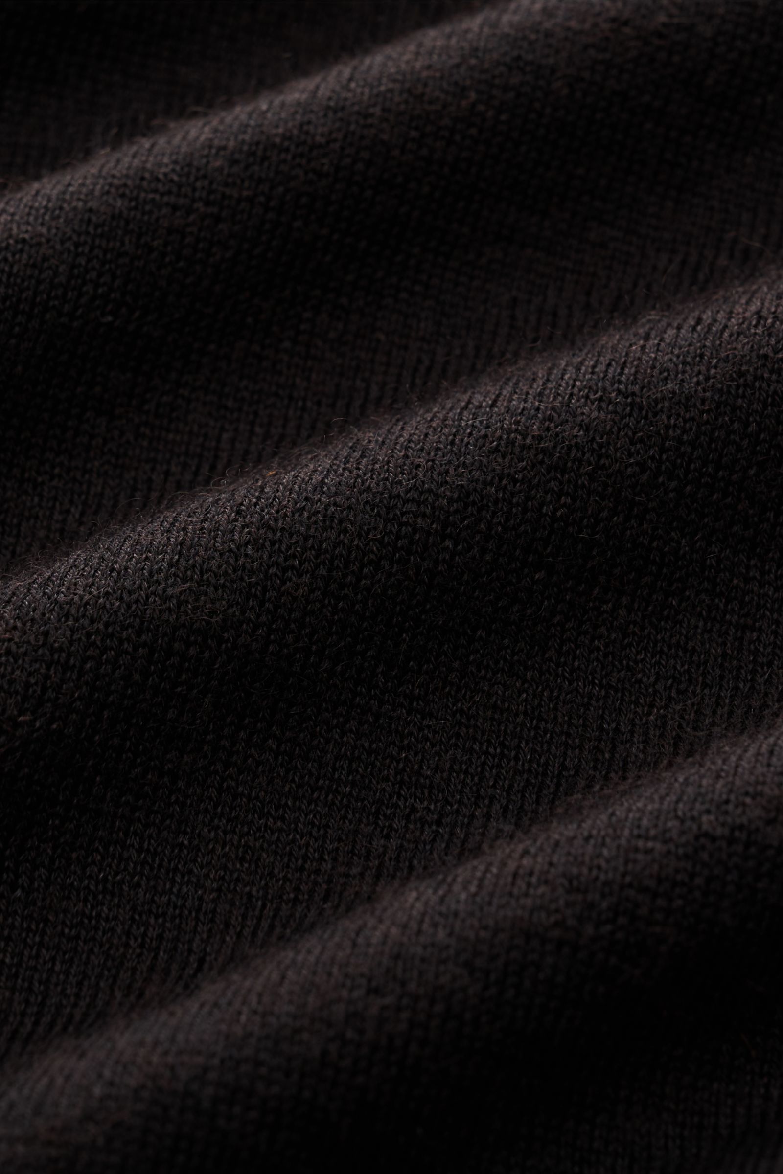 FTC Feinstrick V-Neck Pullover dunkelbraun in Nahaufnahme, feines Strickbild, weiche Cashmere-Seacell-Mischung, leichte Qualität, Rippbündchen.