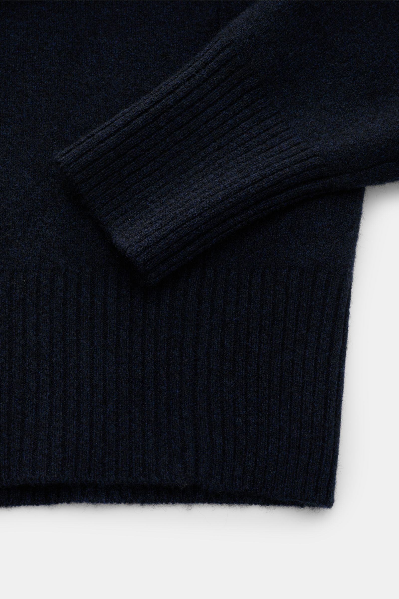Nahaufnahme des FTC Cashmere V-Neck-Pullovers navy von oben, reiner Fair-Trade-Cashmere, OEKO-TEX®, hoher Stretch, weicher Griff, mittelfeines Strickbild, Regular Fit, V-Ausschnitt, komfortable Rippbündchen.