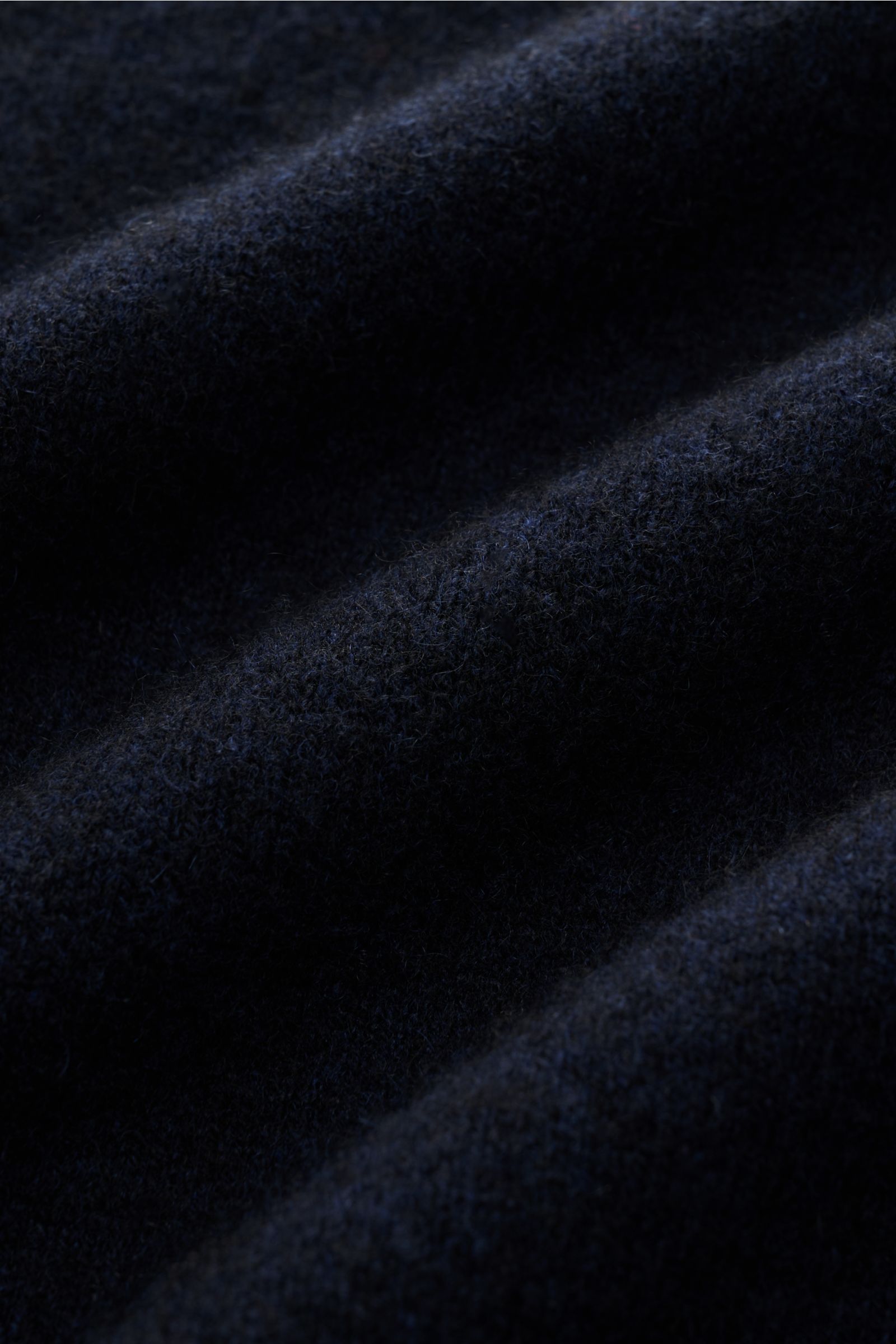Nahaufnahme des Stoffes vom FTC Cashmere V-Neck-Pullover navy, reiner Fair-Trade-Cashmere, OEKO-TEX® zertifiziert, hoher Stretch-Anteil, sehr weicher Griff, mittelfeines Strickbild, Regular Fit, V-Ausschnitt, komfortable Rippbündchen.