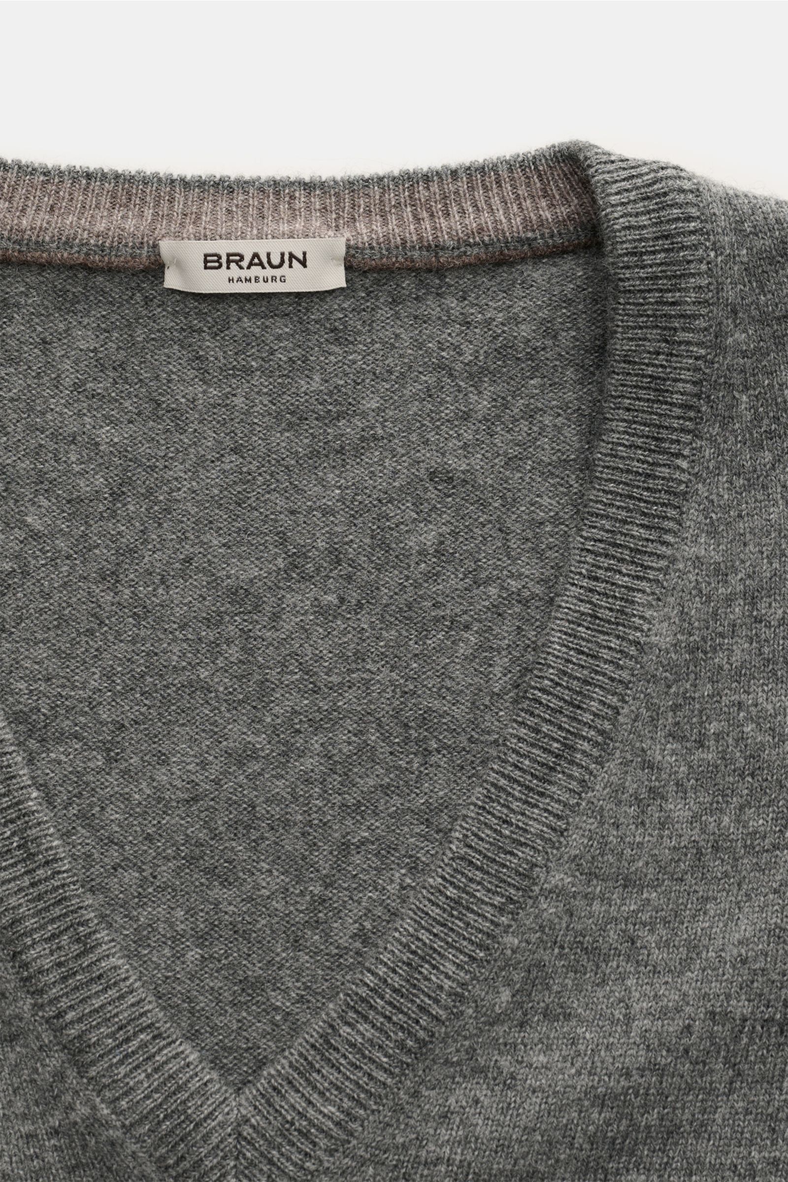 Gran Sasso V-Neck Pullover grau meliert von oben fotografiert, weicher Griff, feines Strickbild, Rippbündchen, Materialmix Wolle, Viskose, Cashmere.