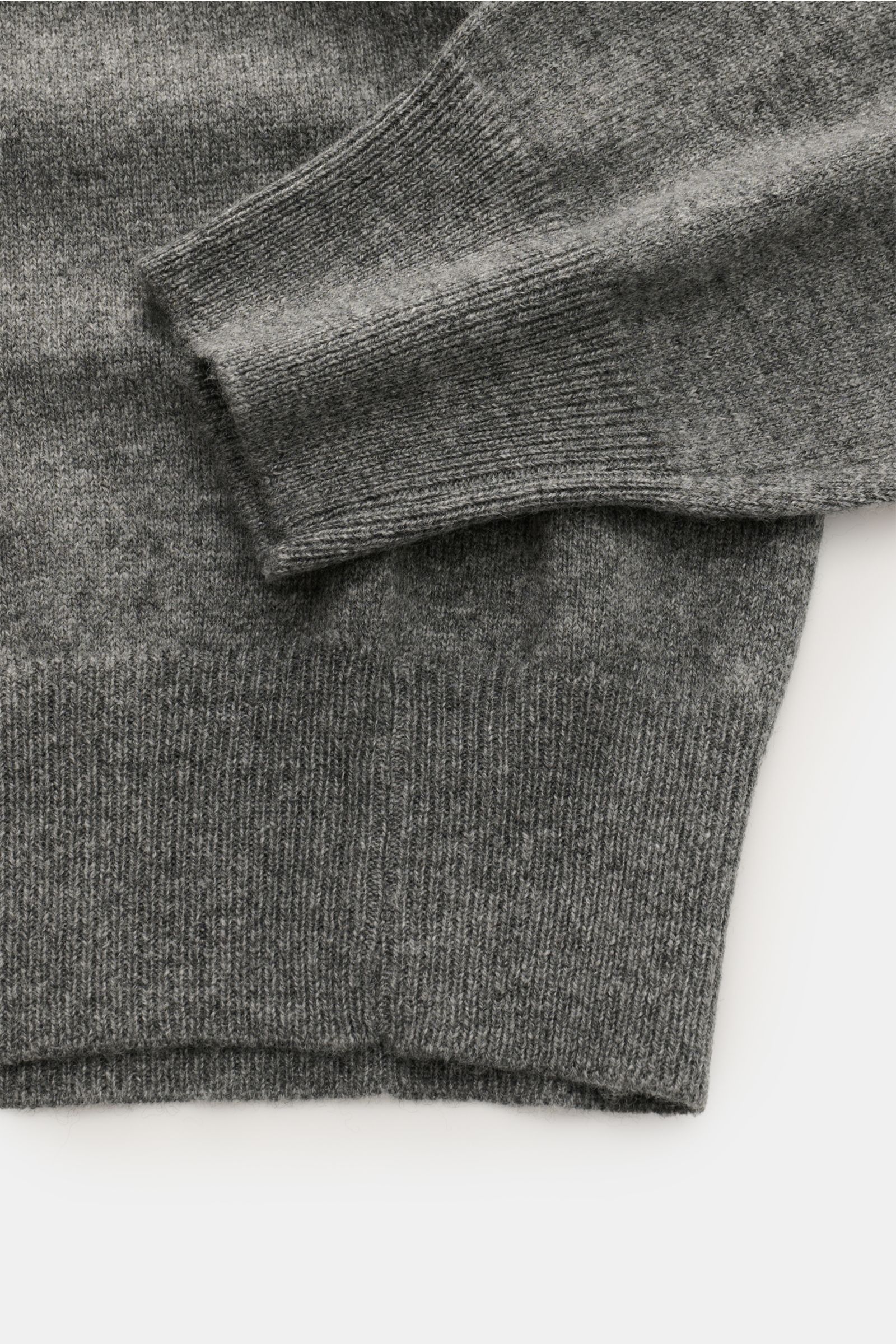 Gran Sasso V-Neck Pullover grau meliert, Detailaufnahme von Ärmel und Saum, weicher Griff, feines Strickbild, Rippbündchen, Regular Fit, Wolle-Mix.