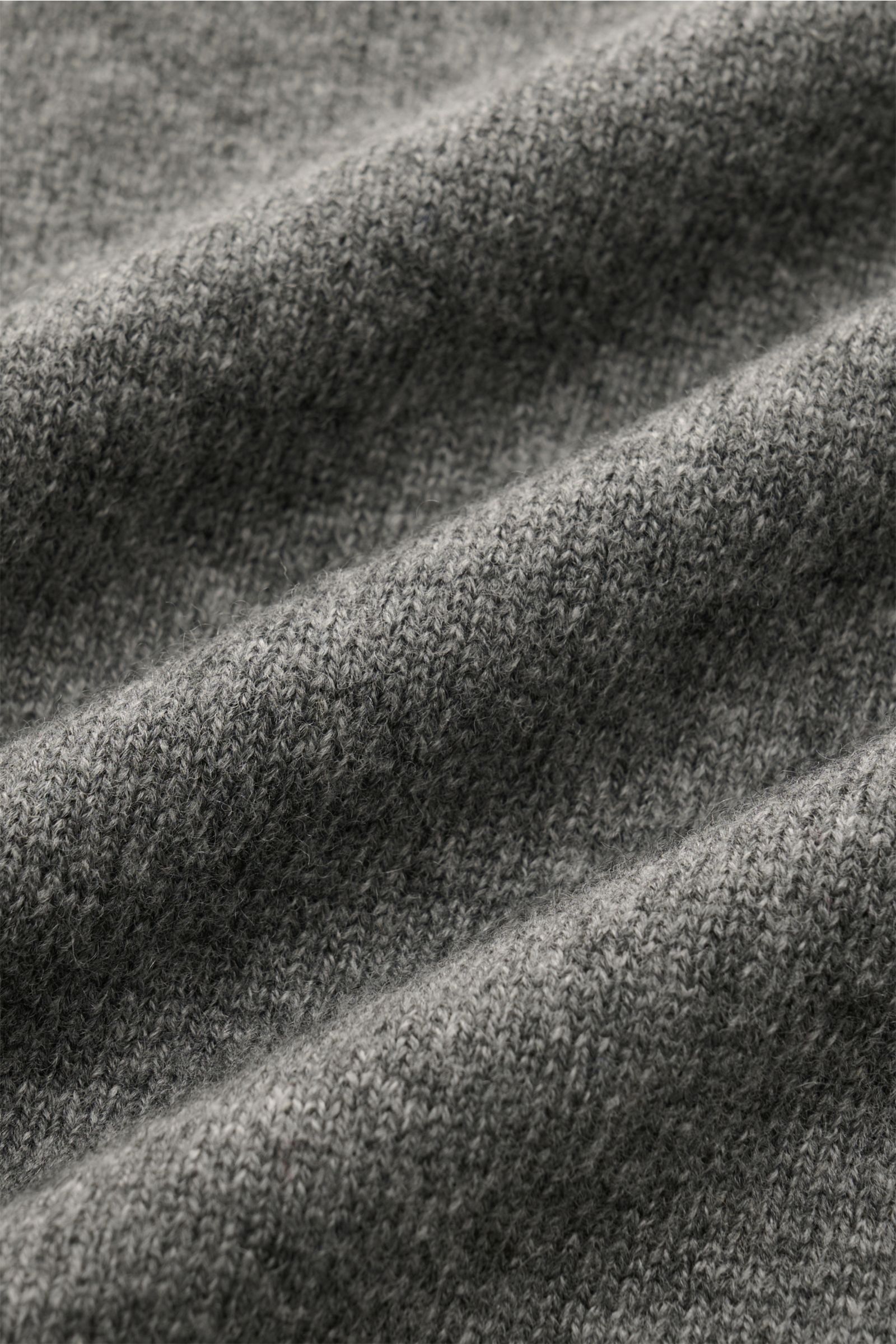 Gran Sasso V-Neck Pullover grau meliert, Detailaufnahme schräg von oben, feines Strickbild, weicher Griff, Materialmix Wolle, Viskose, Cashmere, Regular Fit, Rippbündchen.