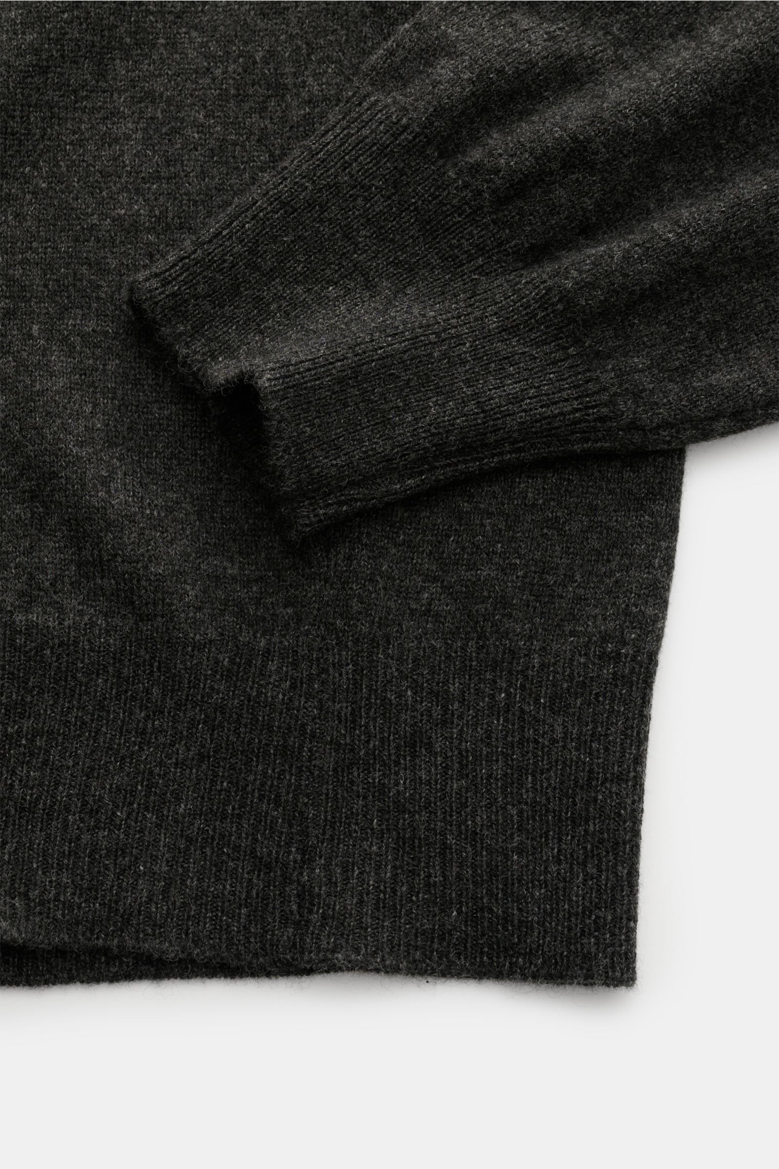 Gran Sasso V-Neck Pullover anthrazit meliert, Detailaufnahme von Ärmel und Bund, weicher Griff, feines Strickbild, Rippbündchen, aus Wolle, Viskose, Cashmere.