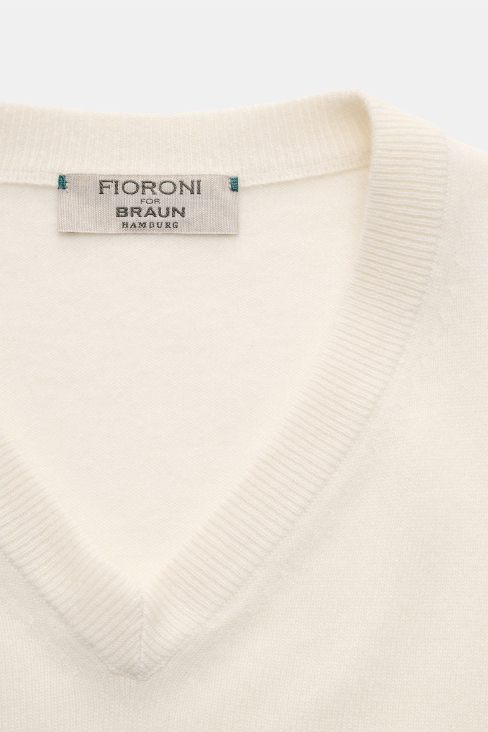 Fioroni Cashmere V-Neck Pullover creme, Nahaufnahme von oben, Slim Fit, feines Strickbild, reine Baby-Cashmere-Qualität, weiche Haptik, flexible Rippbündchen.