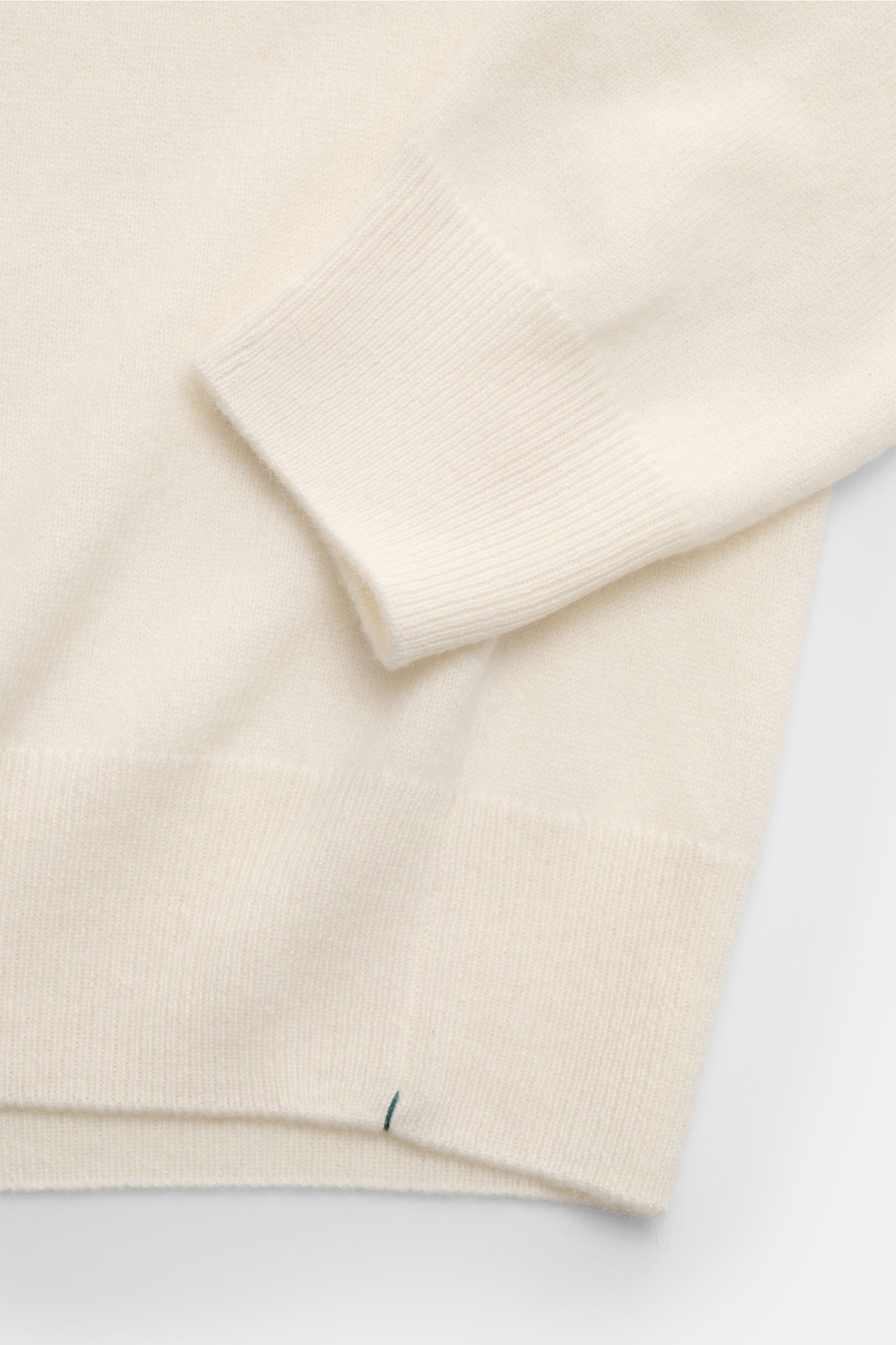 Fioroni Cashmere V-Neck Pullover creme, Detailaufnahme von Ärmel und Saum, Slim Fit, Baby-Cashmere, weicher Griff, feines Strickbild, flexible Rippbündchen.