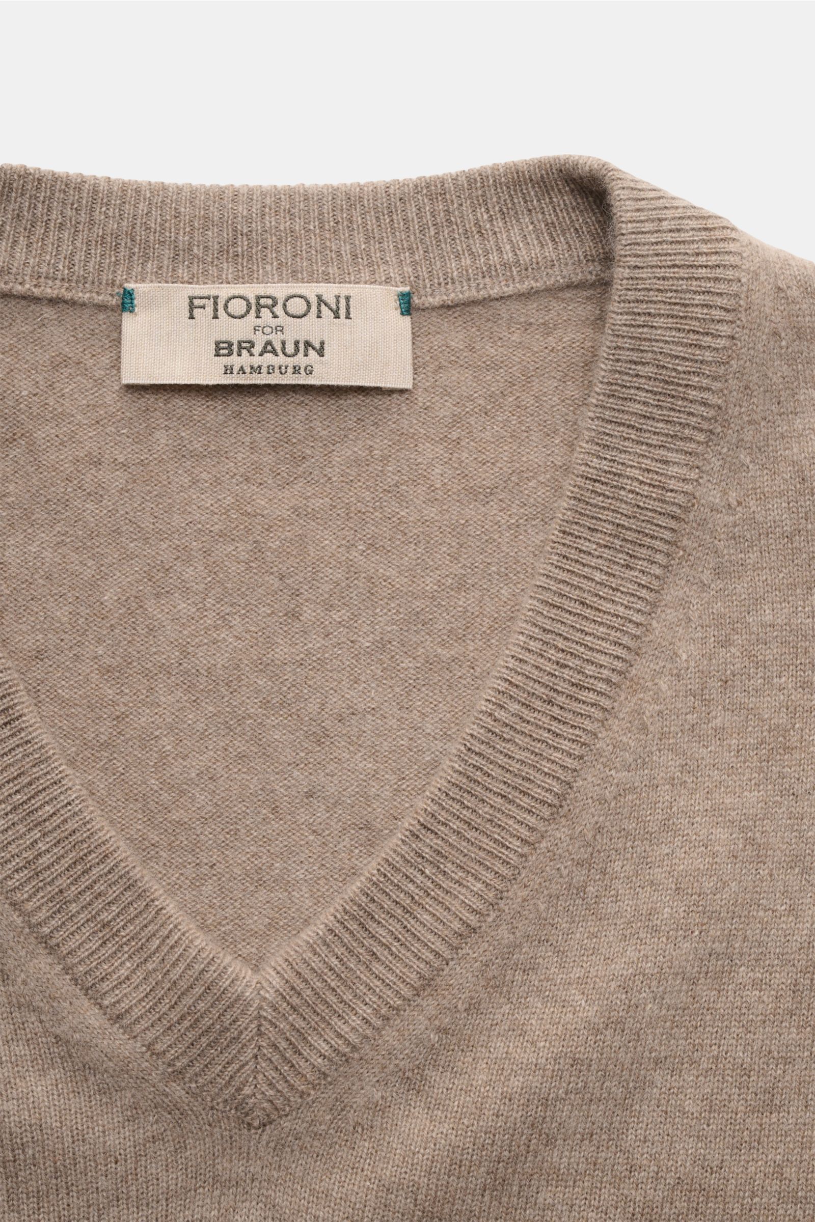 Fioroni Cashmere V-Neck Pullover taupe, Slim Fit, reine Baby-Cashmere, feines Strickbild, weicher Griff, flexible Rippbündchen, Nahaufnahme von oben.