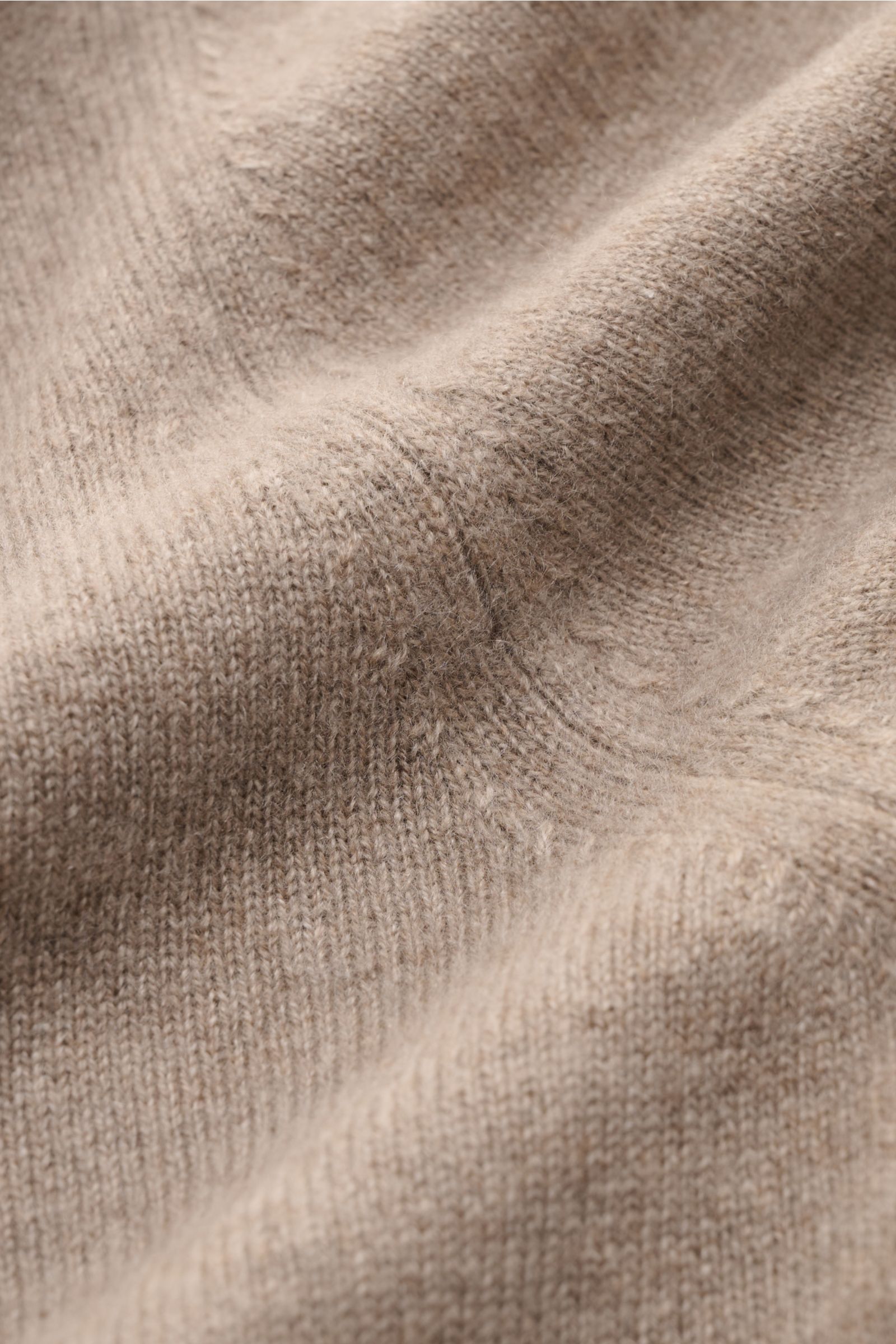 Nahaufnahme des feinen Strickbilds und der weichen Haptik des taupefarbenen Fioroni Cashmere V-Neck Pullovers aus reinem Baby-Cashmere.