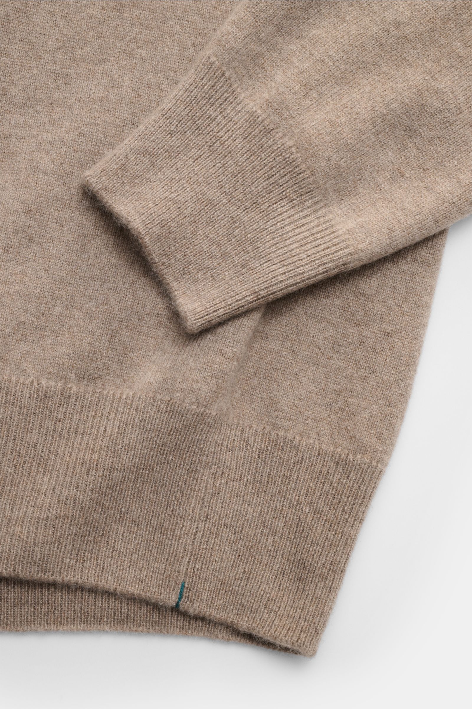 Fioroni Cashmere V-Neck Pullover taupe in Nahaufnahme von Ärmel und Bund, weicher Baby-Cashmere, Slim Fit, feines Strickbild.