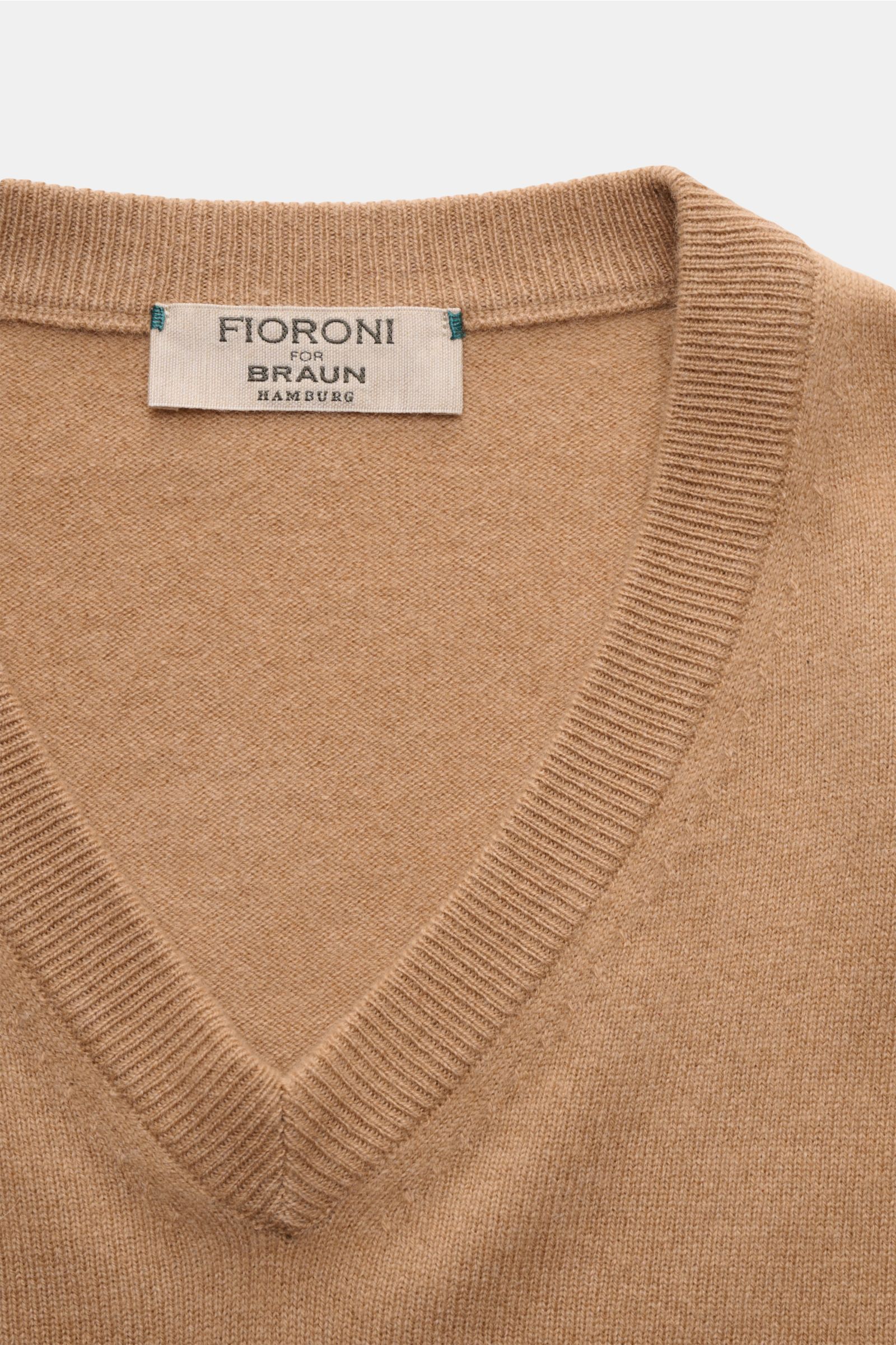 Fioroni Cashmere V-Neck Pullover camel, Nahaufnahme von oben, Slim Fit, reine Baby-Cashmere Qualität mit weichem Griff und feinem Strickbild.