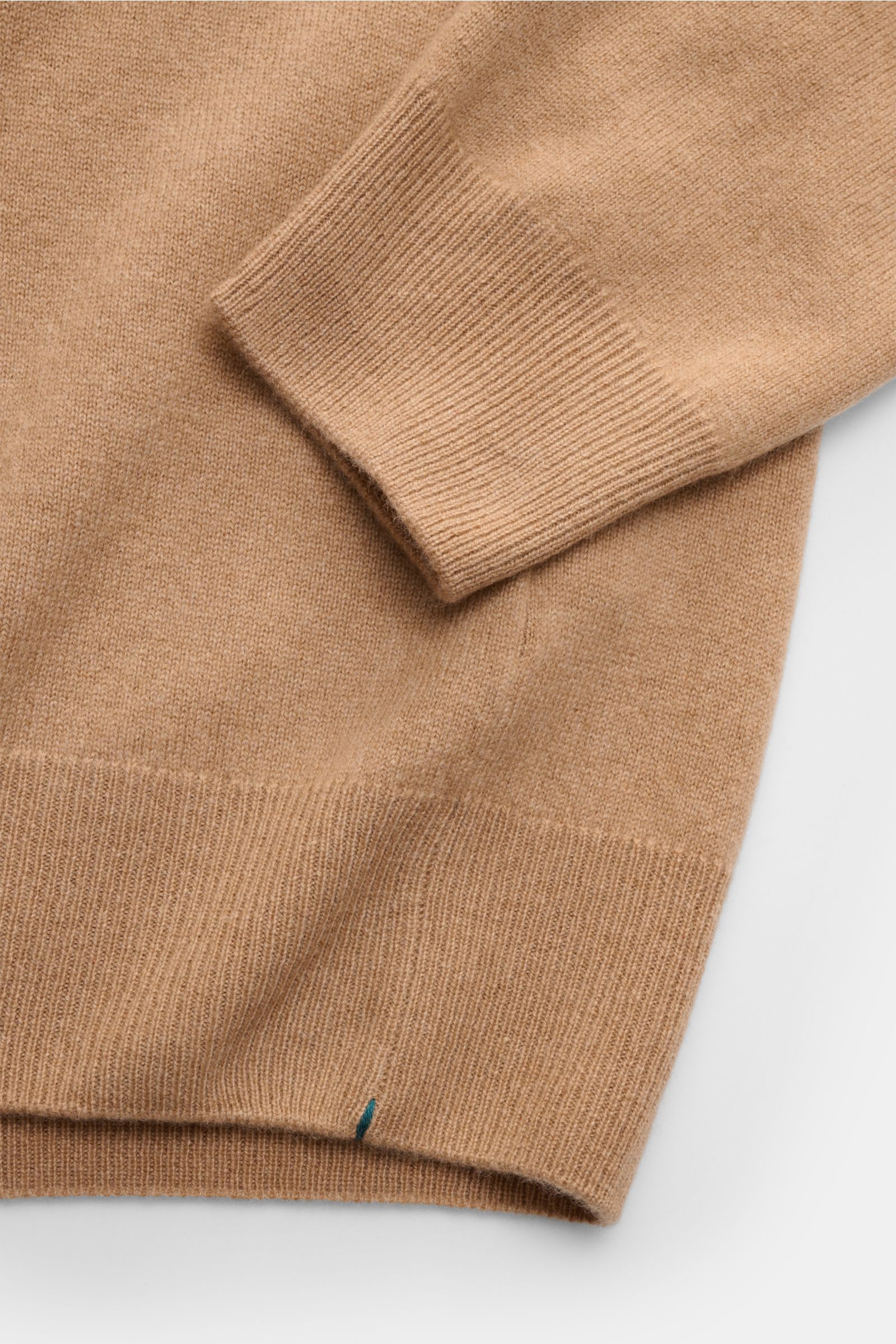 Fioroni Cashmere V-Neck Pullover camel, Detailaufnahme von Ärmel und Bund, Slim Fit, weicher Baby-Cashmere, feines Strickbild, flexible Rippbündchen.