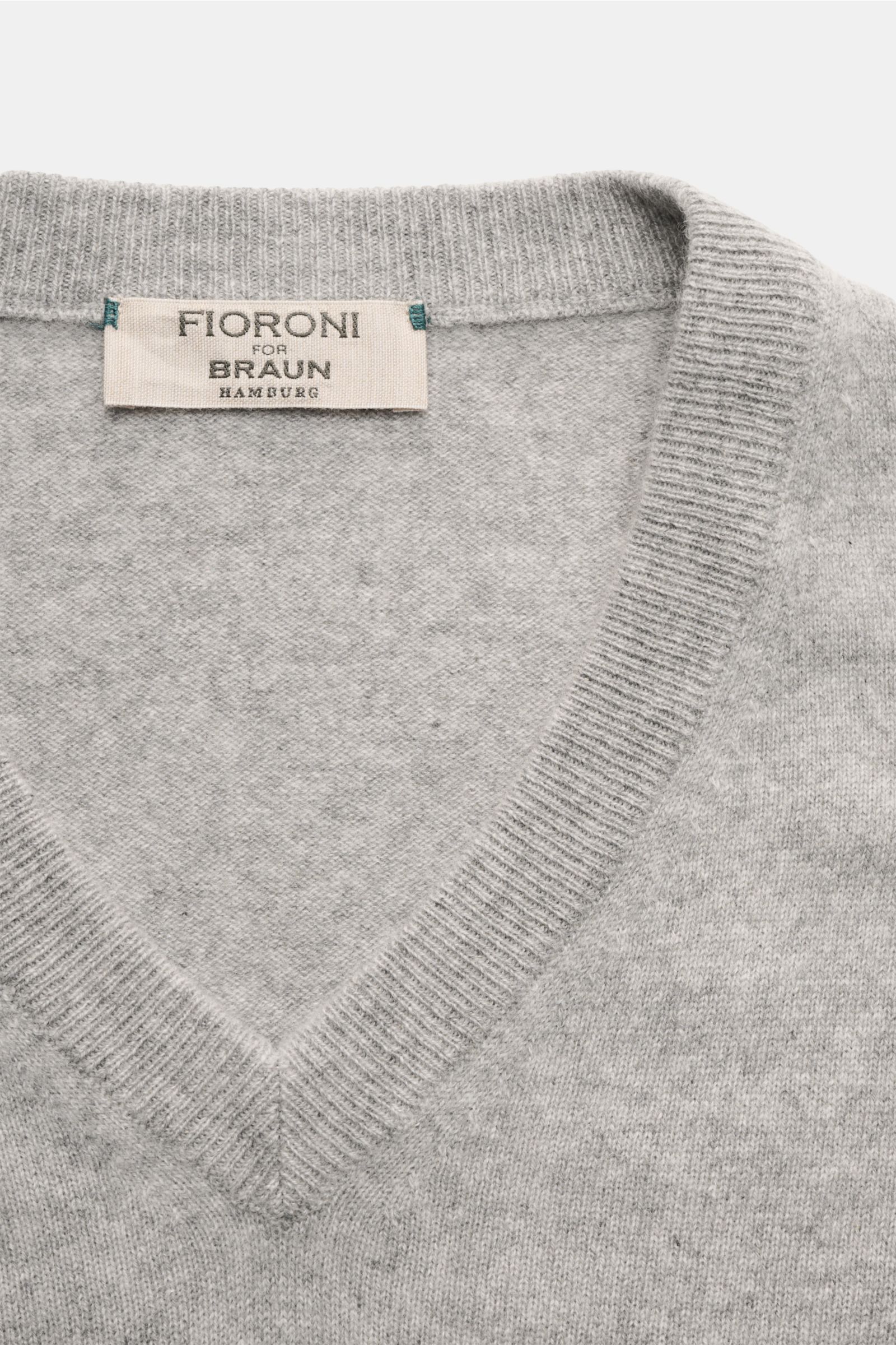 Fioroni Cashmere V-Neck Pullover grau meliert, Nahaufnahme von oben, Slim Fit, Baby-Cashmere, weicher Griff, feines Strickbild, flexible Rippbündchen.