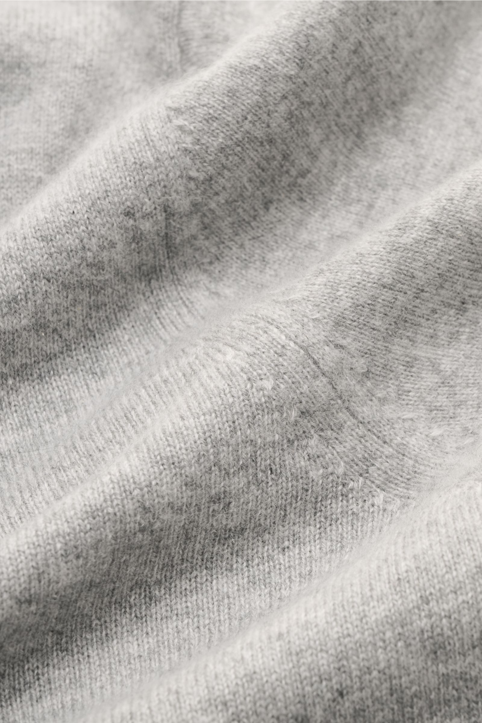 Nahaufnahme des graumelierten Fioroni Cashmere V-Neck Pullovers aus reinem Baby-Cashmere, feines Strickbild, sehr weich, Slim Fit, flexible Rippbündchen.