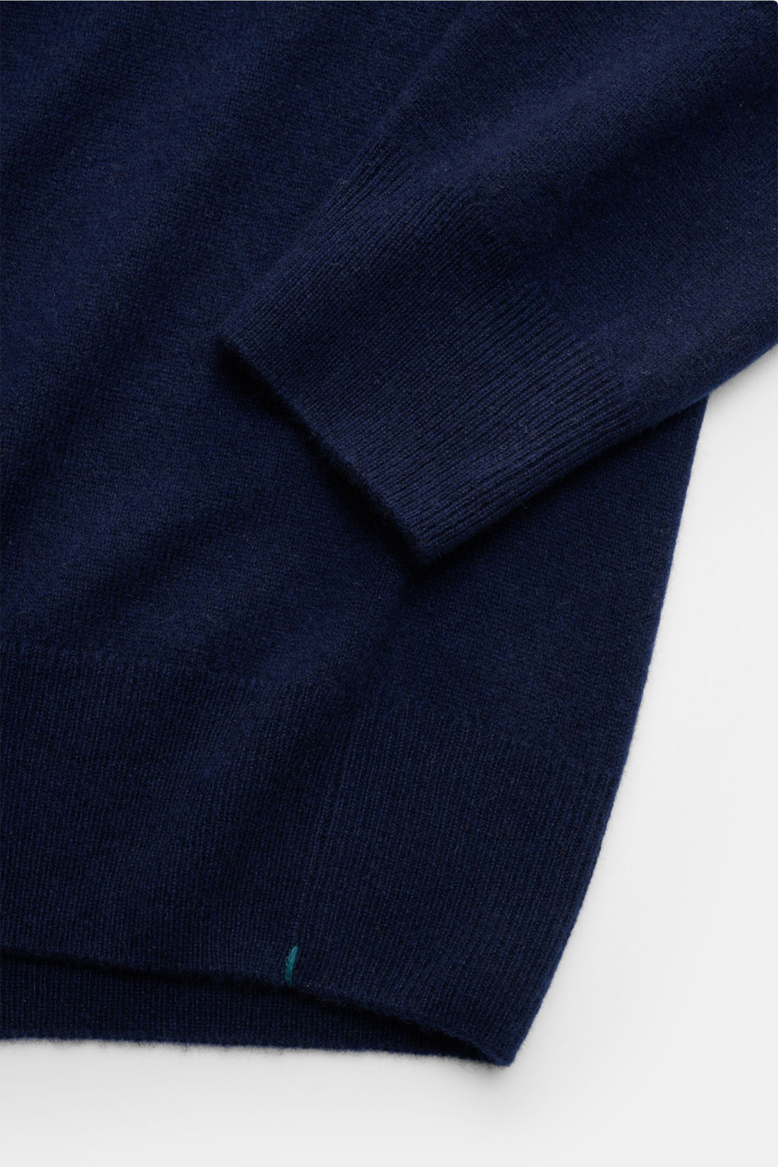 Fioroni Cashmere V-Neck Pullover navy, Detailaufnahme von Ärmel und Saum, Slim Fit, Baby-Cashmere, weicher Griff, feines Strickbild, Rippbündchen.
