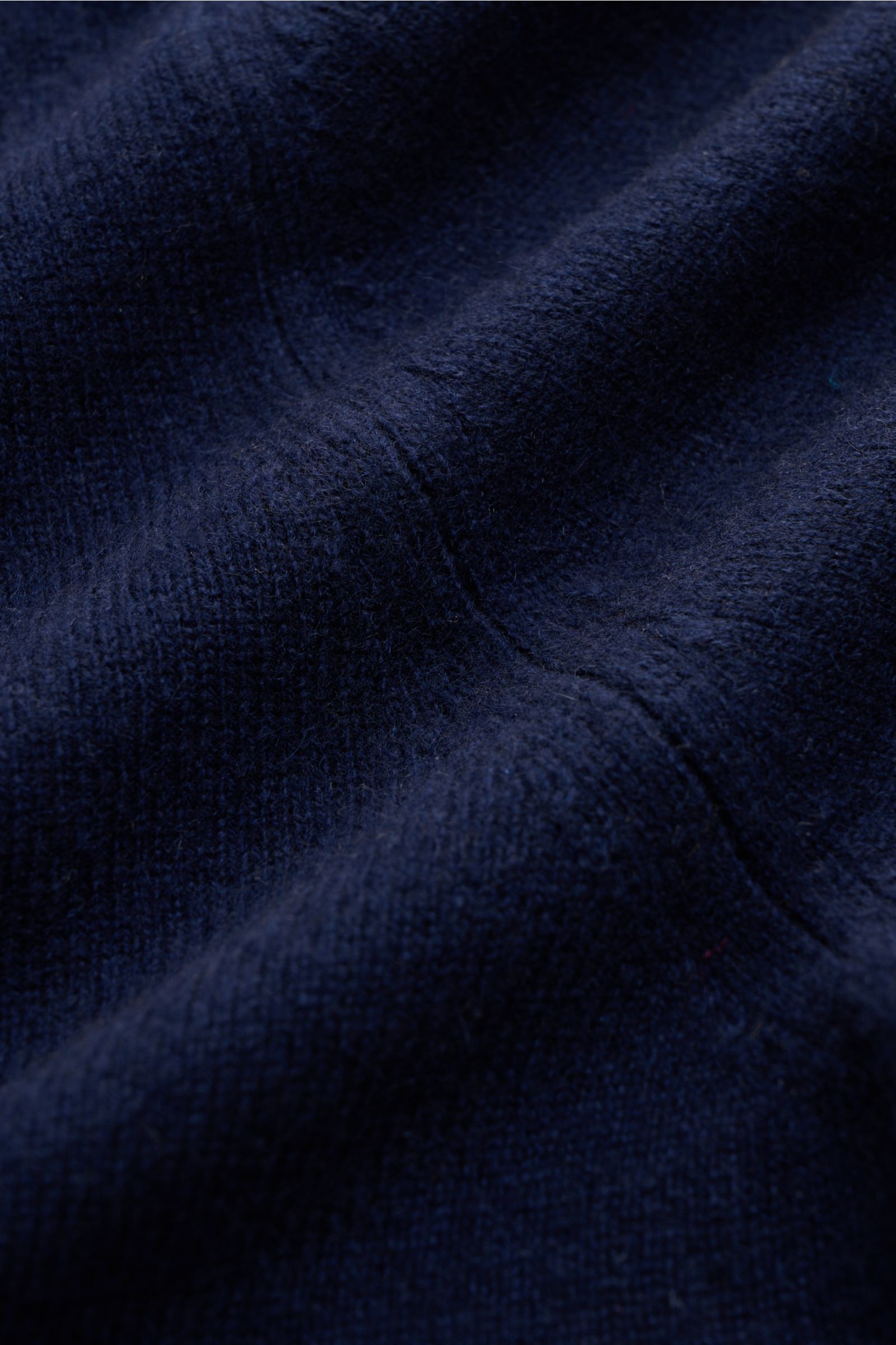 Nahaufnahme des fein gestrickten Fioroni Cashmere V-Neck Pullover navy aus weichem, reinem Baby-Cashmere mit Slim Fit und flexiblen Rippbündchen.