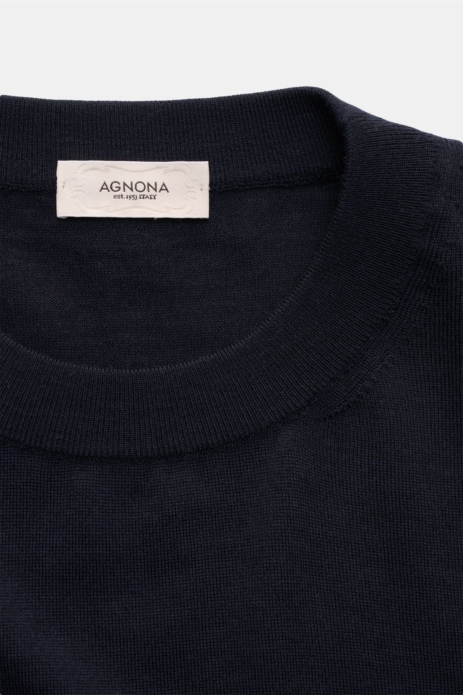 Agnona Rundhalspullover dark navy mit Rundhalsausschnitt, feinem Strickbild, Slim Fit und rückwärtigem Metalllabel, Detailfoto von oben.