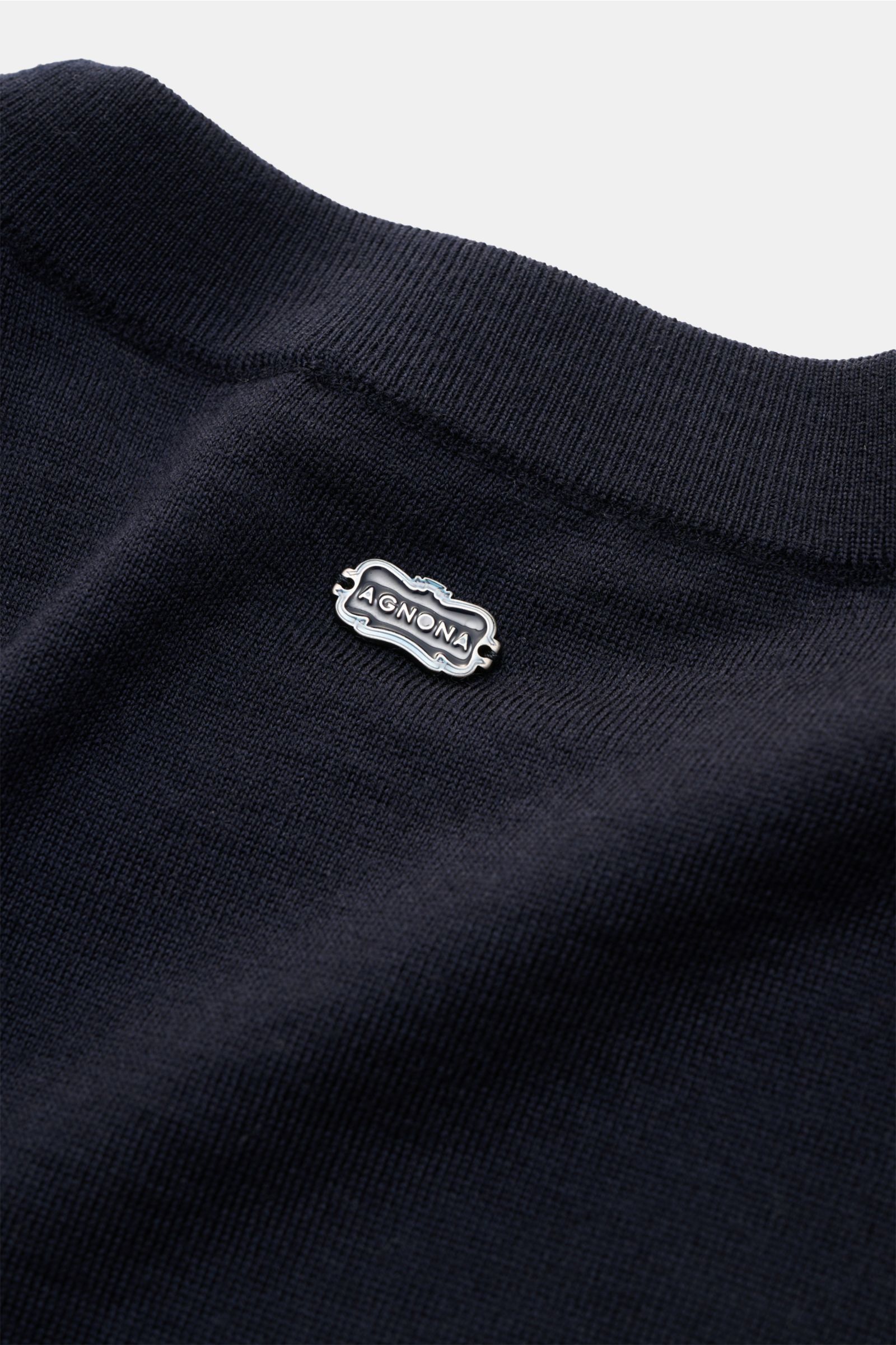Agnona Rundhalspullover dark navy aus reiner Wolle, feines Strickbild, Slim Fit, Rundhalsausschnitt, Rückseite mit AGNONA-Metalllabel, Detailansicht.