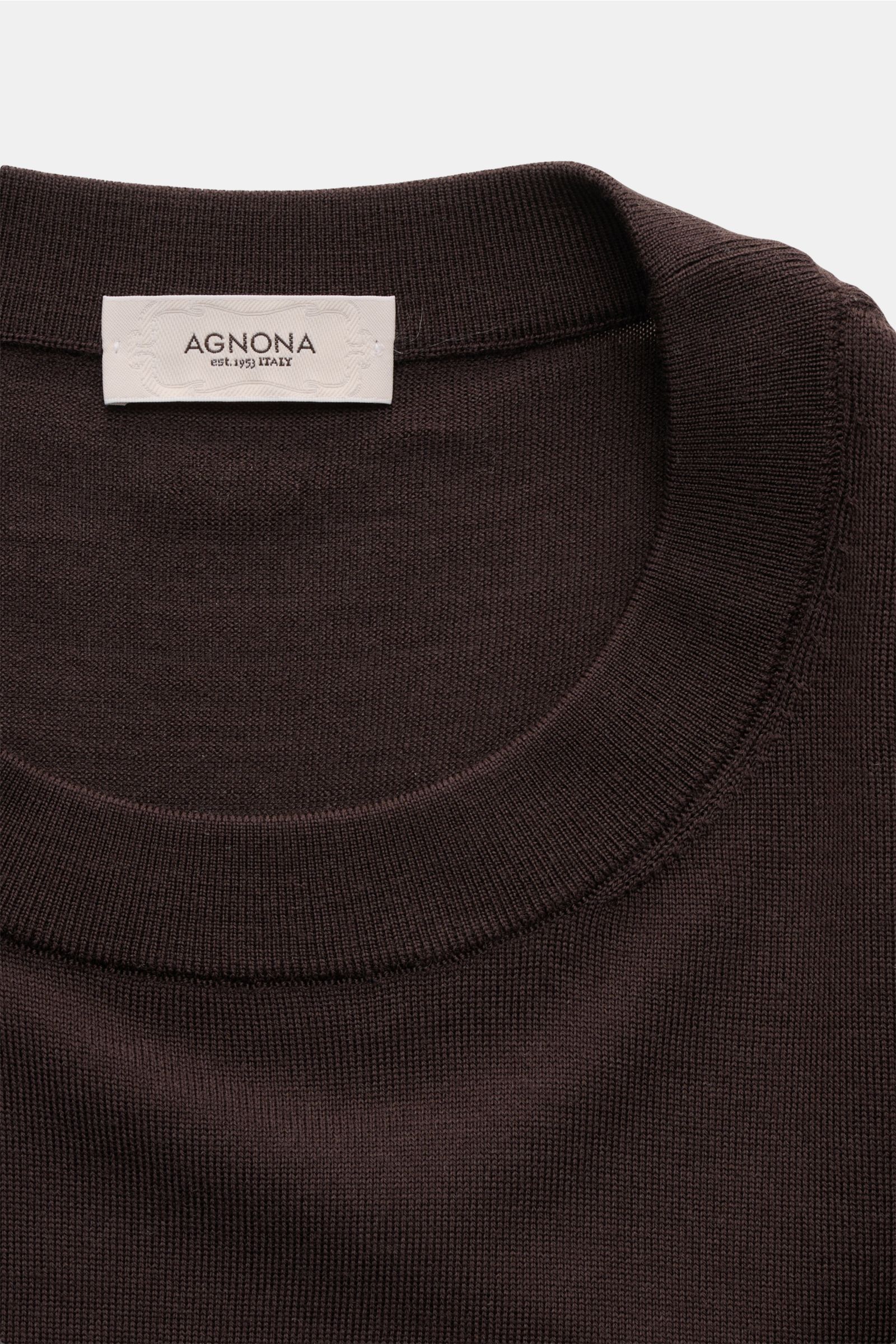 Agnona Rundhalspullover dunkelbraun aus reiner Wolle mit sehr feinem Strickbild, Slim Fit, Rundhalsausschnitt und rückwärtigem AGNONA-Metalllabel, Nahaufnahme von oben.
