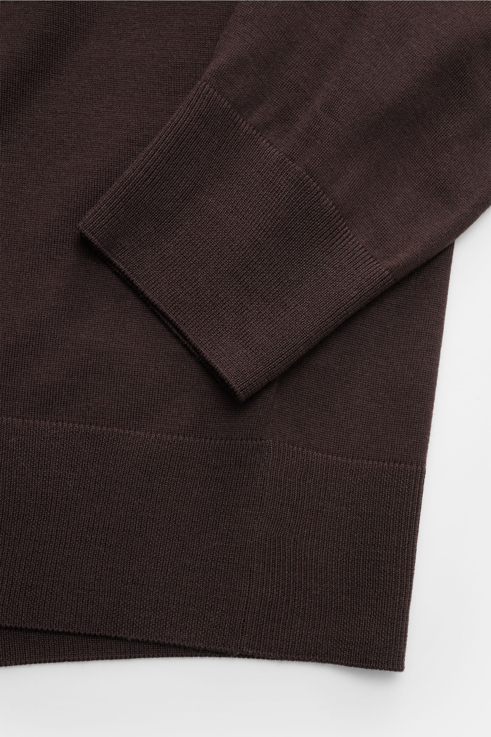 Agnona Rundhalspullover dunkelbraun, Detailaufnahme von Ärmel und Saum, feines Strickbild, reine Wolle, Slim Fit, Rippbündchen, Metalllabel.
