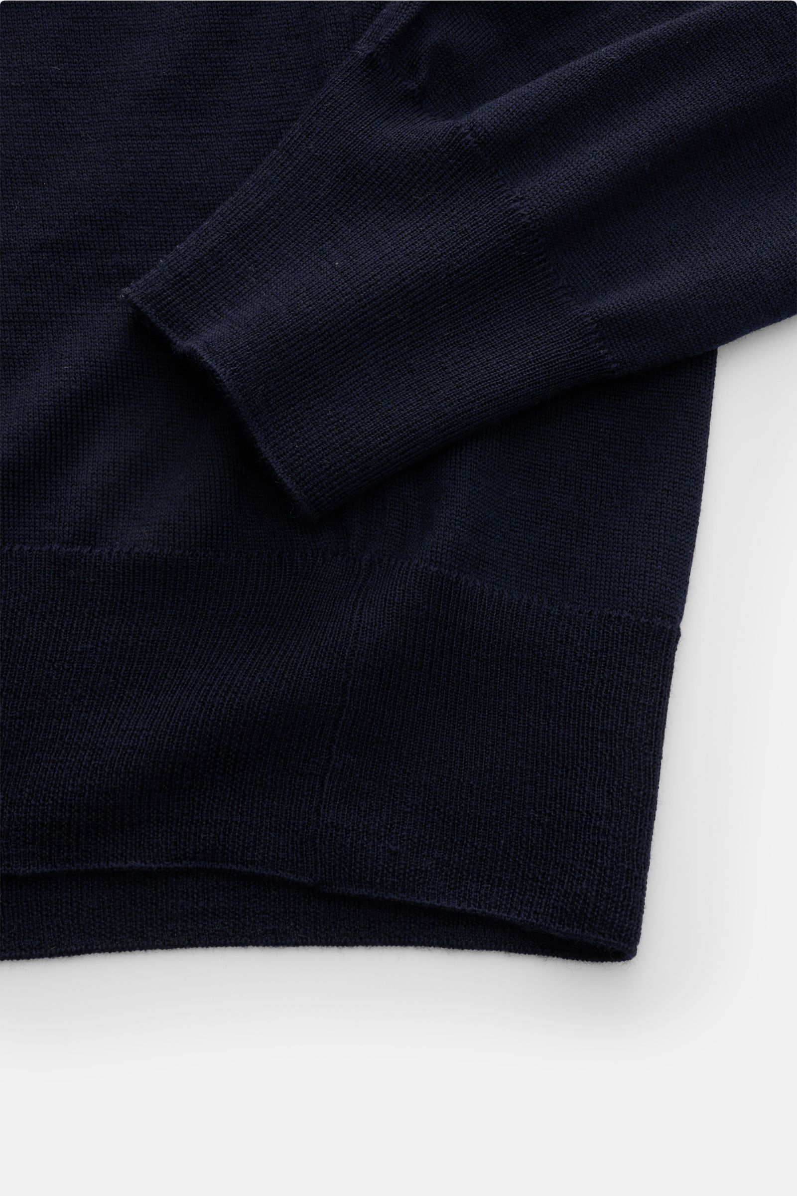 Gran Sasso V-Neck Pullover navy aus reiner Wolle, Slim Fit, feines Strickbild, weicher Griff, leichte Qualität, Rippbündchen, Detailaufnahme Ärmel und Saum.