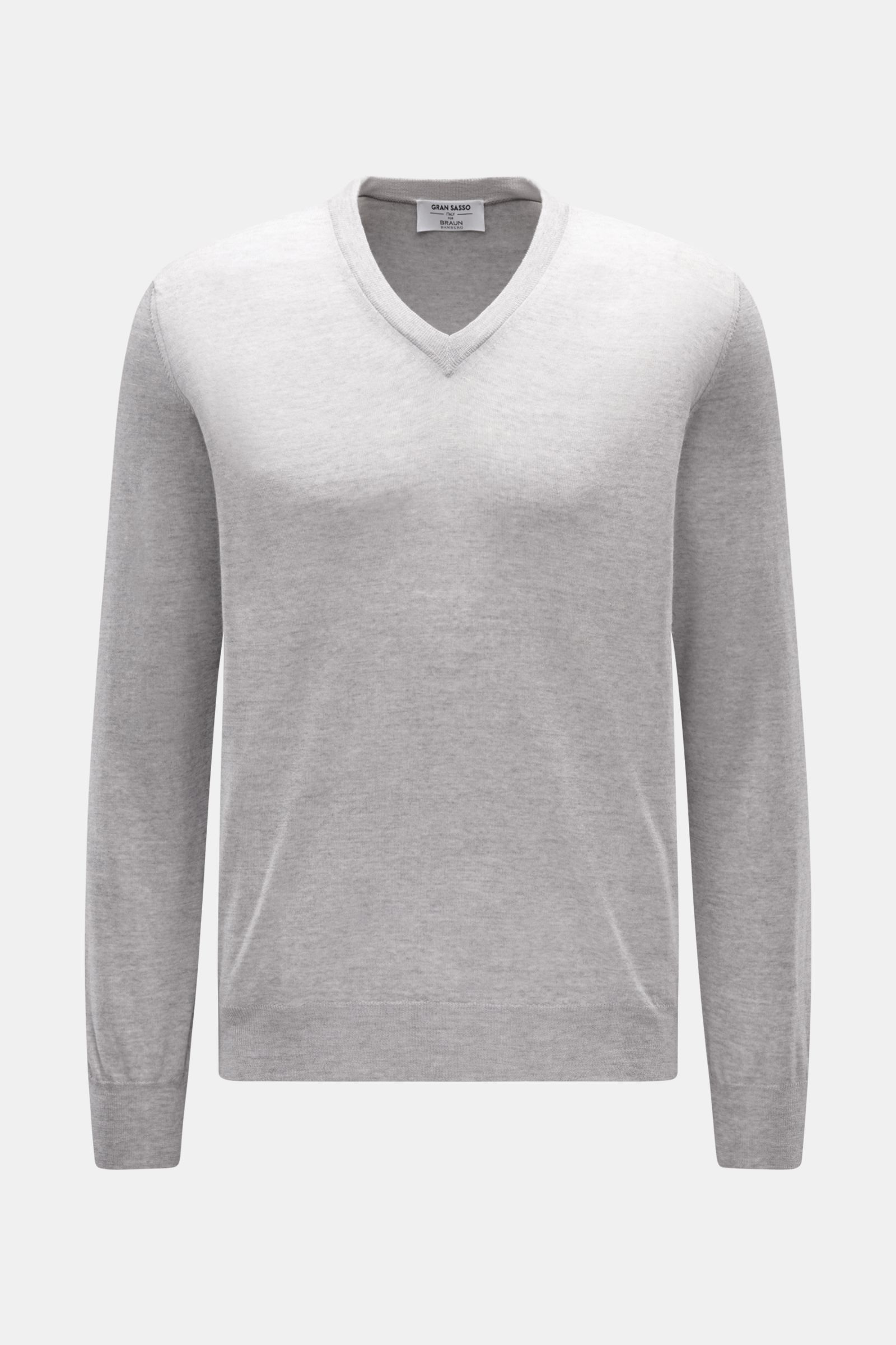 Front view of the Gran Sasso V-Neck Pullover grau meliert, a slim fit, lightweight pure wool sweater with a soft touch, fine knit, comfortable ribbed cuffs, and V-neck. 

Feiner Zwirn von GRAN SASSO: Oder zumindest feiner Strick - denn dieser V-Neck Pullo