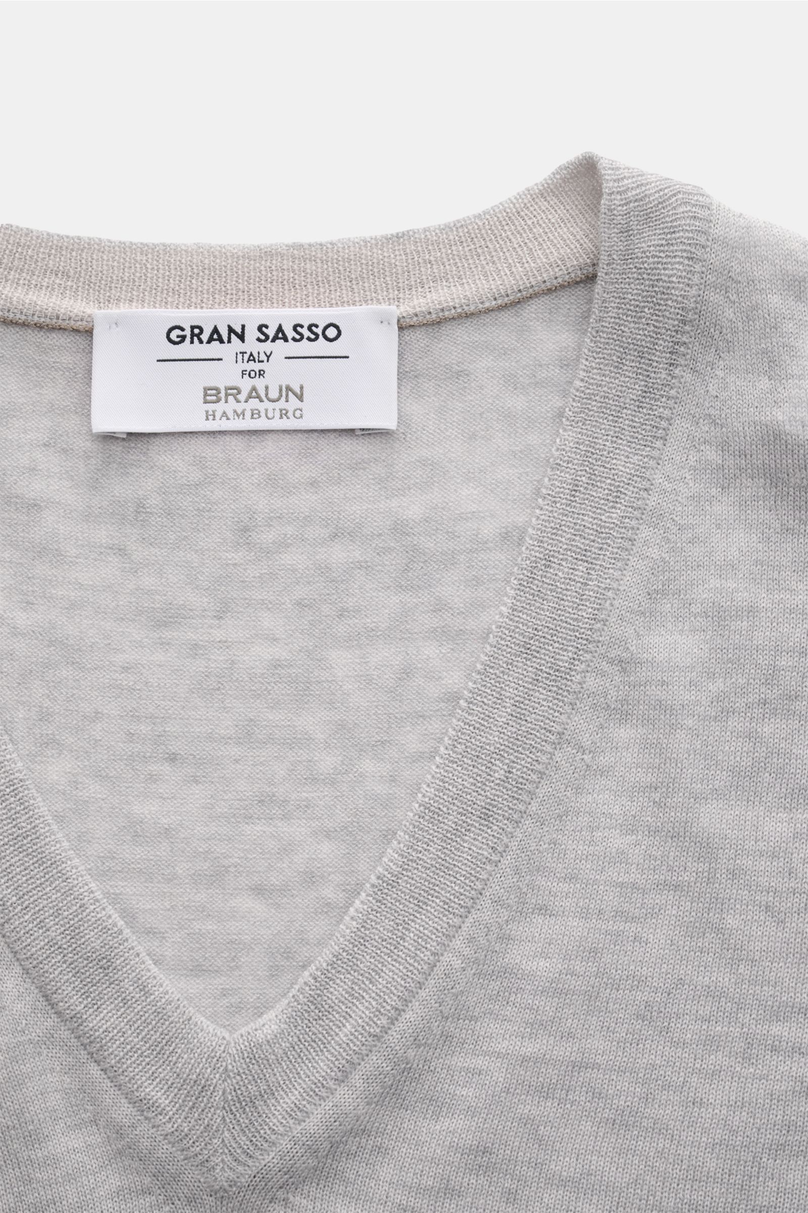 Close-up front view of the Gran Sasso V-Neck Pullover grau meliert showing its fine knit V-neck collar and fabric texture. Feiner Zwirn von GRAN SASSO: Oder zumindest feiner Strick - denn dieser V-Neck Pullover aus reiner Wolle ist federleicht und läss