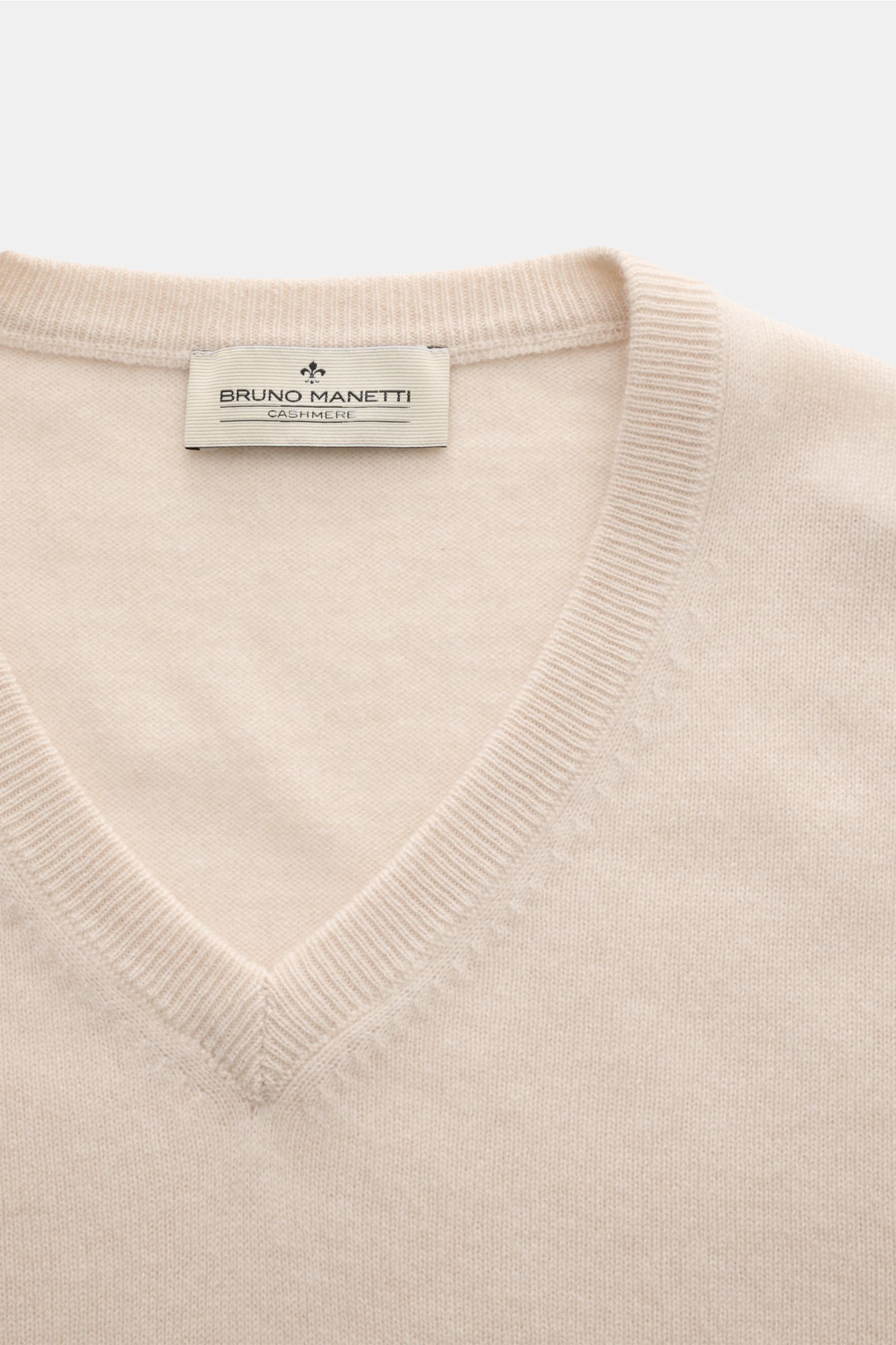 Bruno Manetti Cashmere V-Neck Pullover sand, Nahaufnahme von oben, feines Strickbild, weicher Griff, V-Ausschnitt, Rippbündchen, Regular Fit.