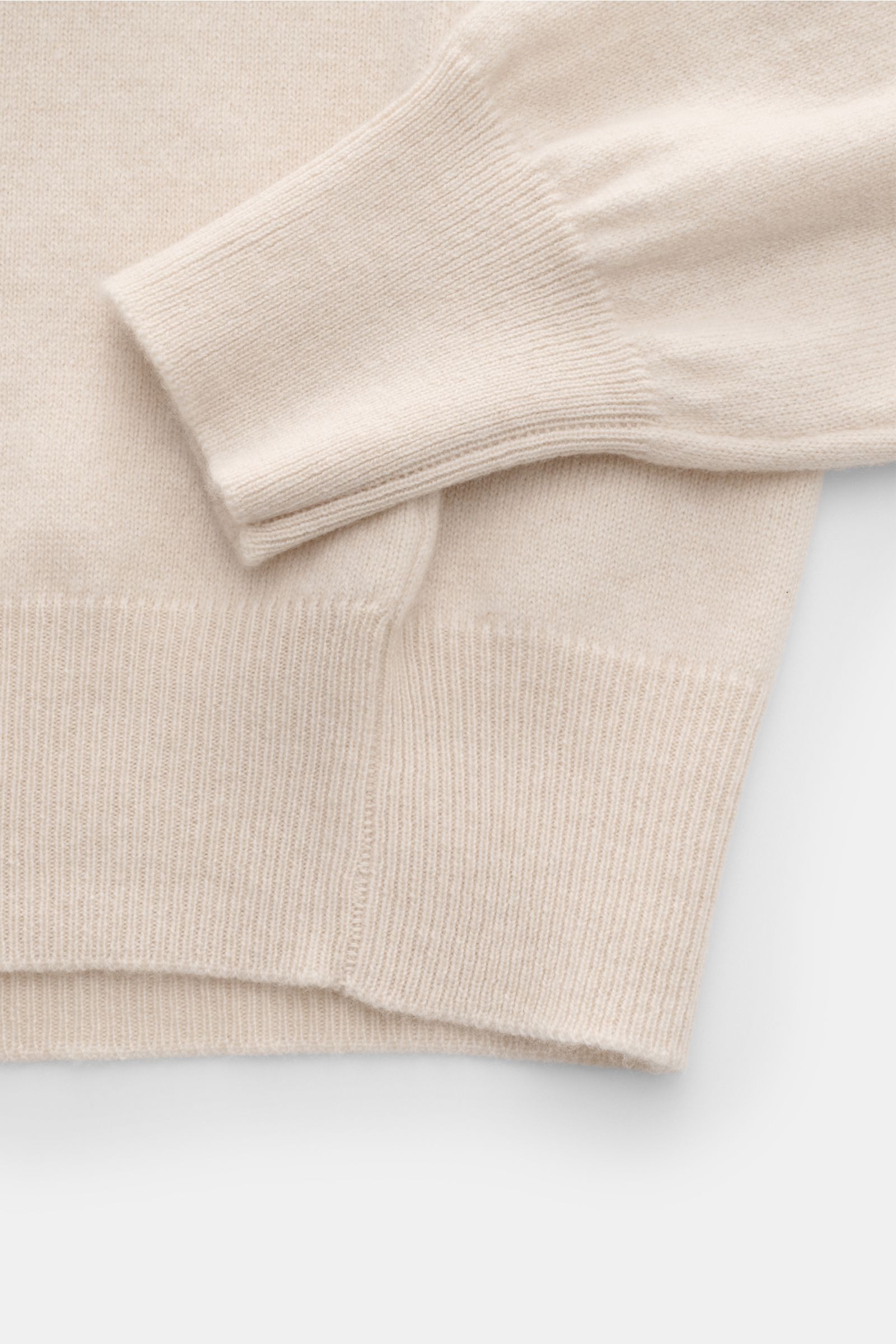 Bruno Manetti Cashmere V-Neck Pullover sand, Detailaufnahme von Ärmeln und Bund, weicher Griff, feines Strickbild, Rippbündchen, Regular Fit.