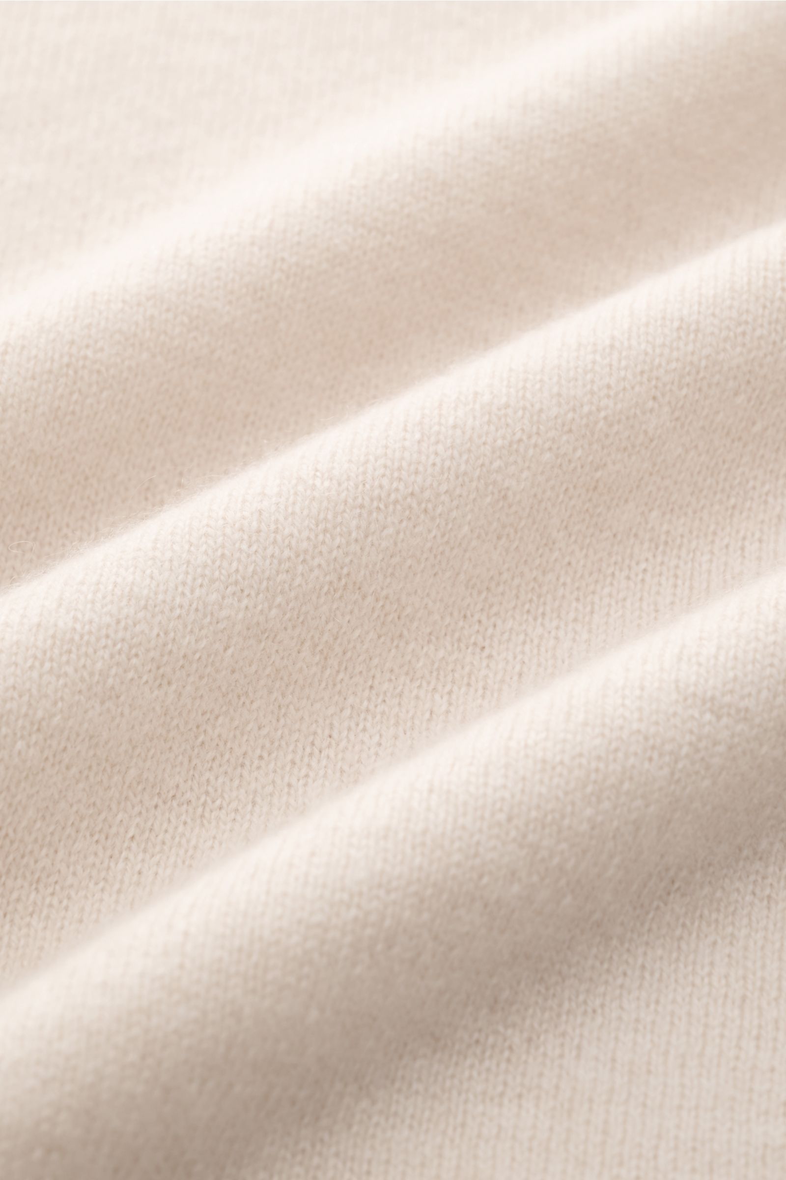 Bruno Manetti Cashmere V-Neck Pullover sand, Nahaufnahme des feinen Strickbilds und weichen Cashmere-Materials in hellem Sandton.