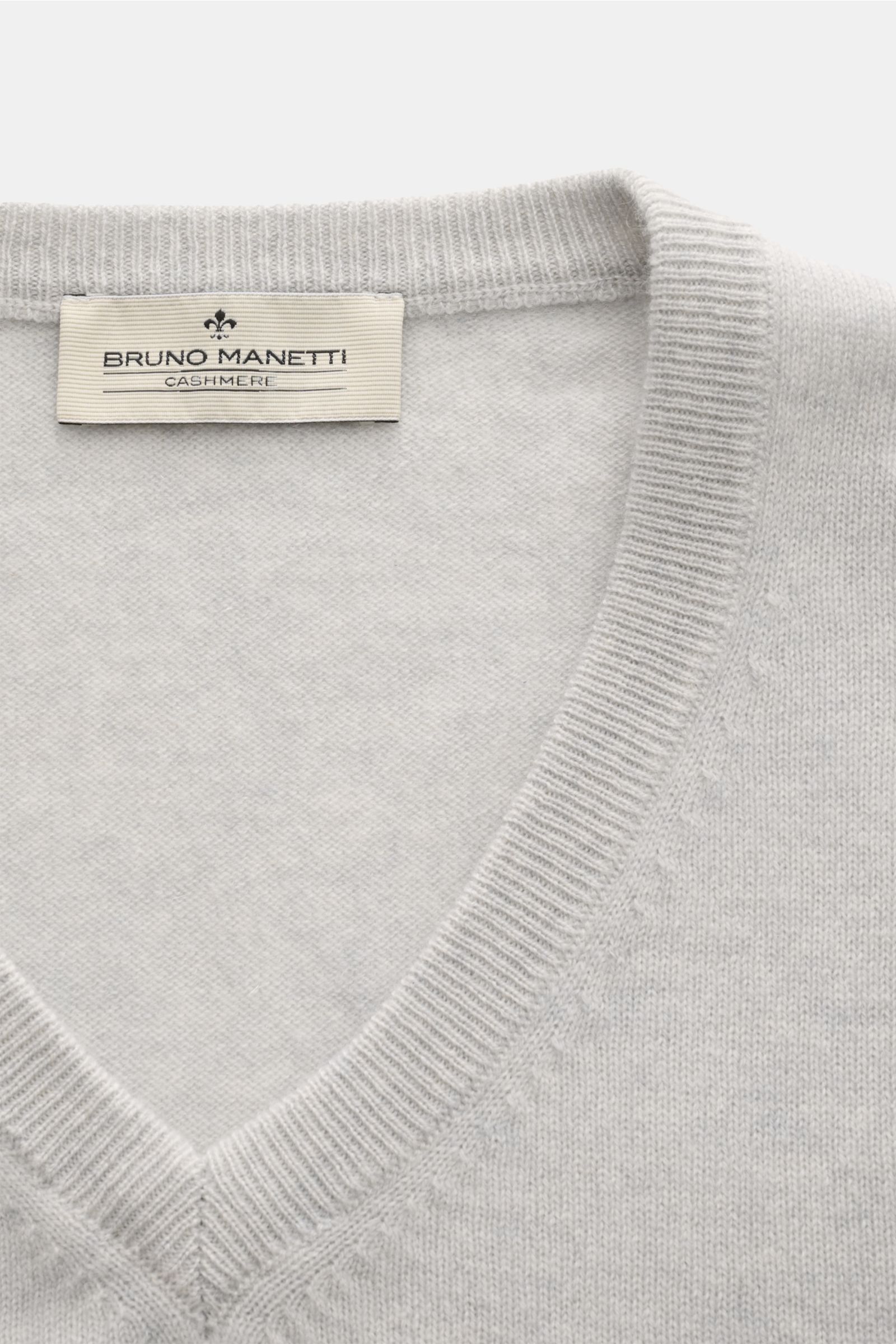 Bruno Manetti Cashmere V-Neck Pullover hellgrau meliert, Nahaufnahme von V-Ausschnitt und Rippbündchen, weicher Griff, feines Strickbild, Regular Fit.
