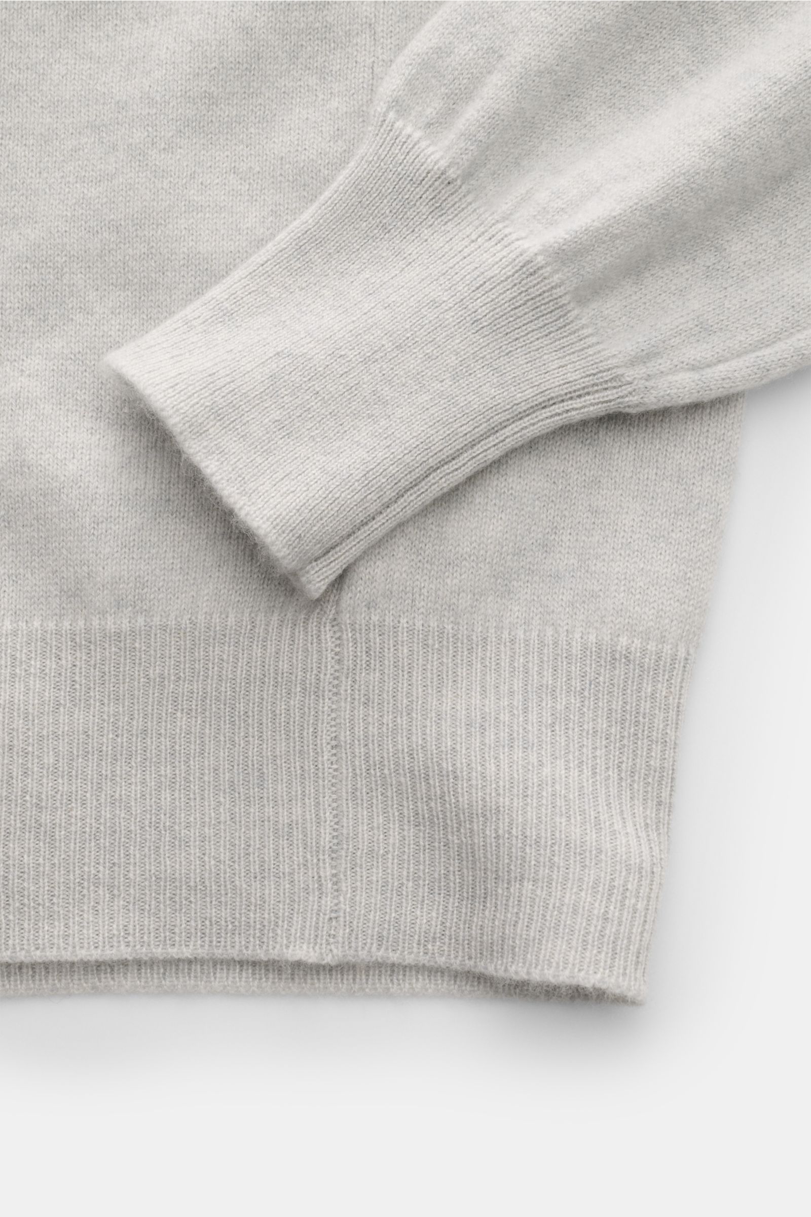 Bruno Manetti Cashmere V-Neck Pullover hellgrau meliert, Detailaufnahme von Ärmel und Saum mit feinem Strickbild, weicher Griff, Regular Fit, Rippbündchen, reiner Cashmere.