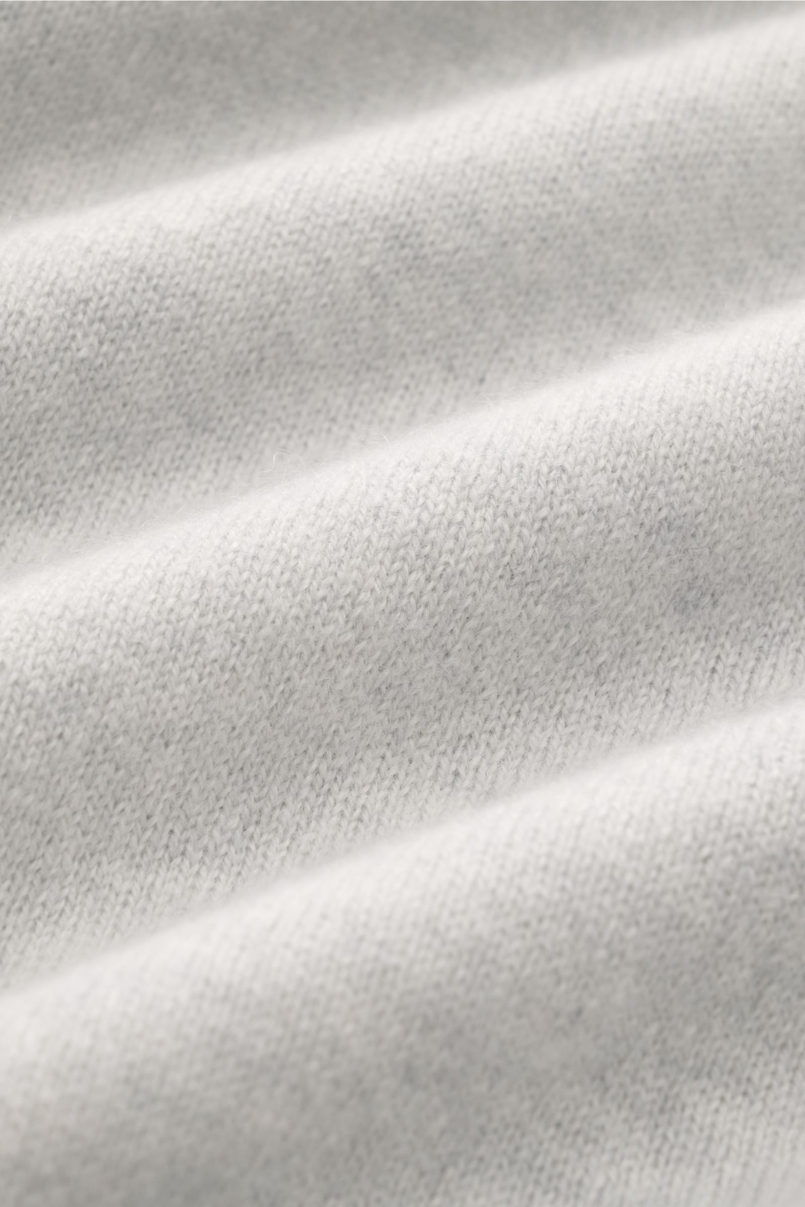 Bruno Manetti Cashmere V-Neck Pullover hellgrau meliert in Nahaufnahme, weiches Cashmere, feines Strickbild, V-Ausschnitt, Regular Fit, Rippbündchen.