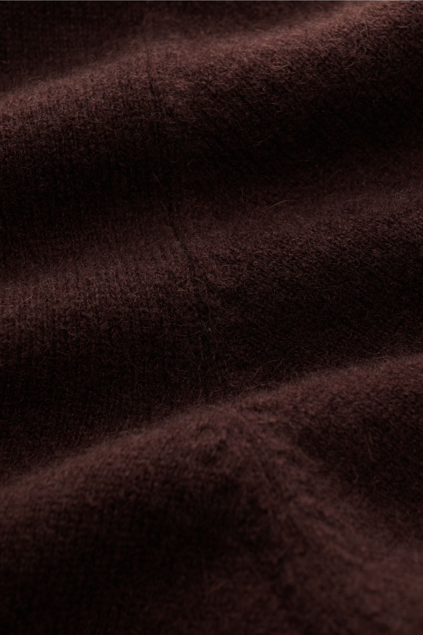 Bruno Manetti Cashmere V-Neck Pullover dunkelbraun, aus weichem reinen Cashmere mit feinem Strickbild, V-Ausschnitt, Rippbündchen, Nahaufnahme.