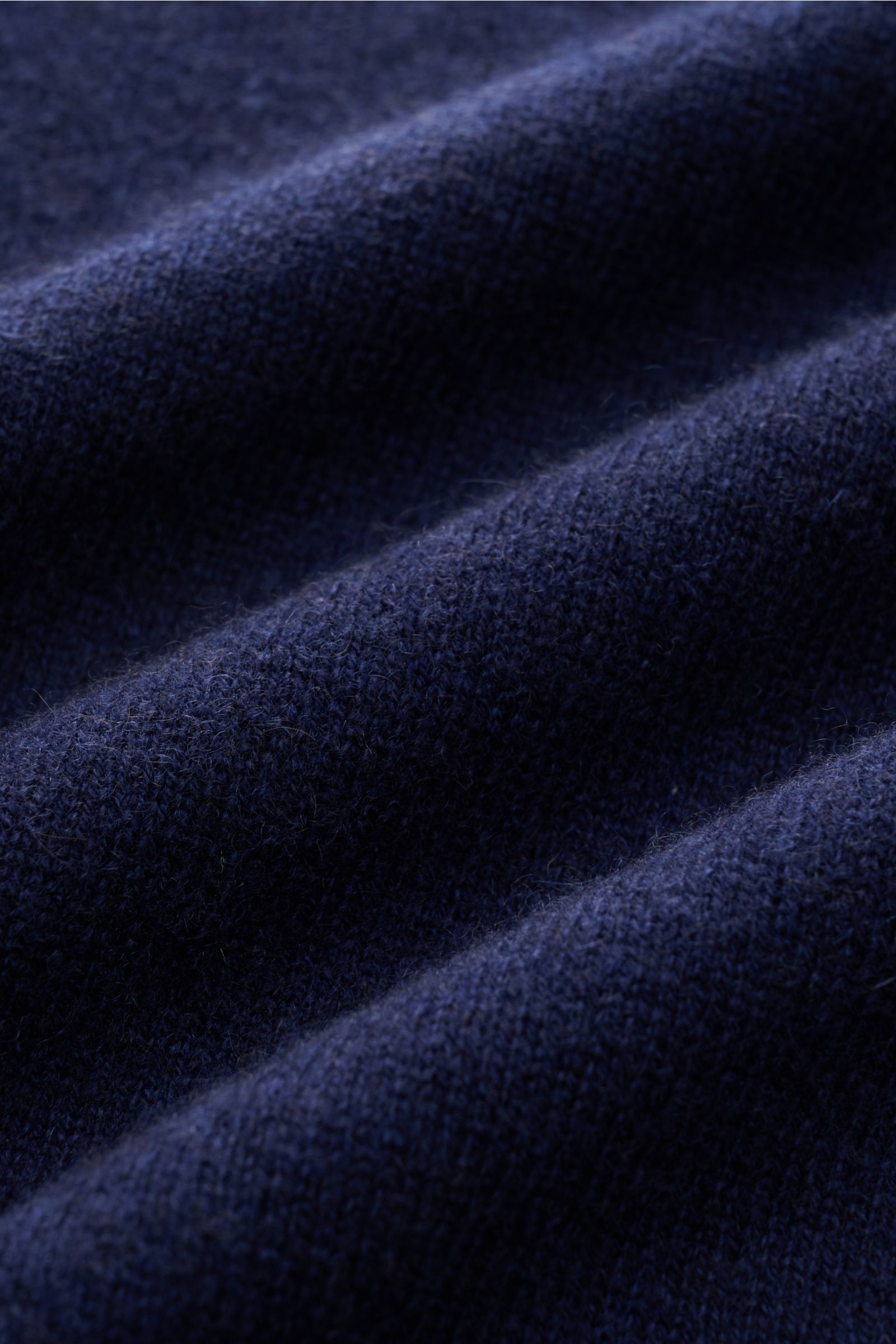 Nahaufnahme des weichen, feinstrickigen Stoffes eines Bruno Manetti Cashmere V-Neck Pullovers navy, Detailfoto der Materialstruktur.