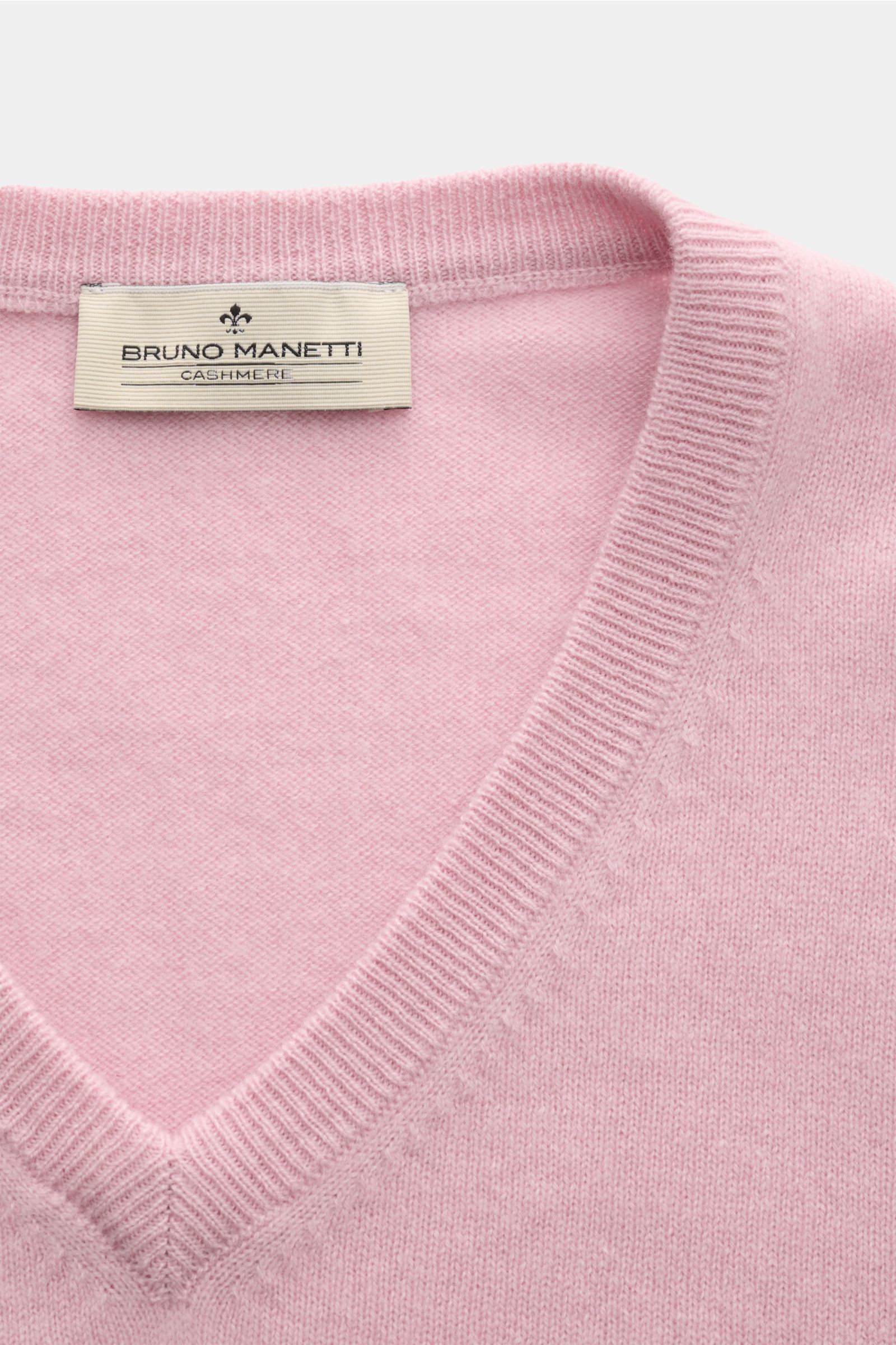 Bruno Manetti Cashmere V-Neck Pullover rosé, Nahaufnahme von V-Ausschnitt und Label, weicher Griff, feines Strickbild, Regular Fit, Rippbündchen.