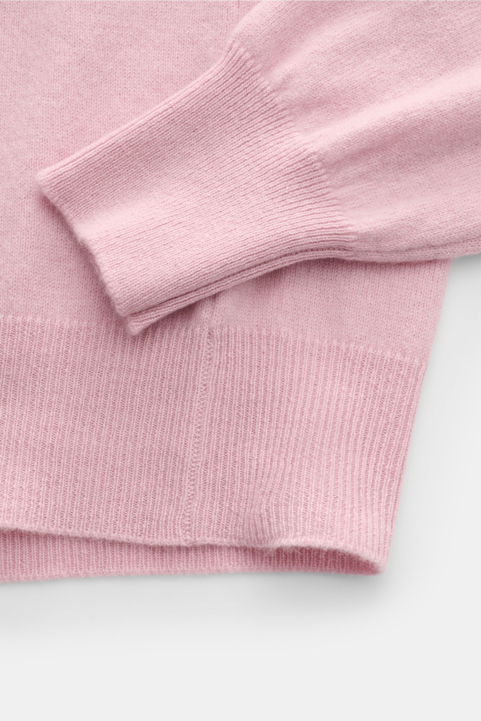 Bruno Manetti Cashmere V-Neck Pullover rosé, Detailaufnahme von Ärmel und Bund, weicher Griff, feines Strickbild, Rippbündchen, Regular Fit.