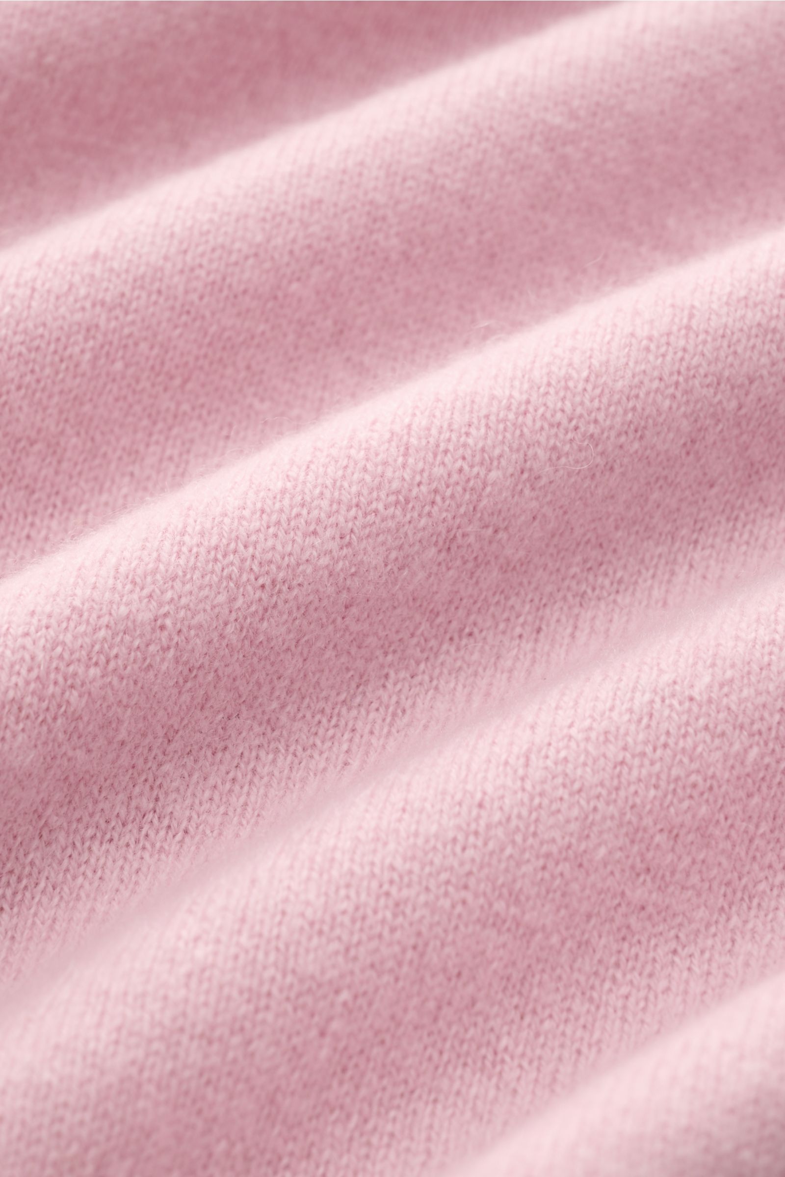 Bruno Manetti Cashmere V-Neck Pullover rosé, Nahaufnahme weicher Cashmere-Strick, feines Strickbild, Rippbündchen, Regular Fit, V-Ausschnitt, von oben fotografiert.