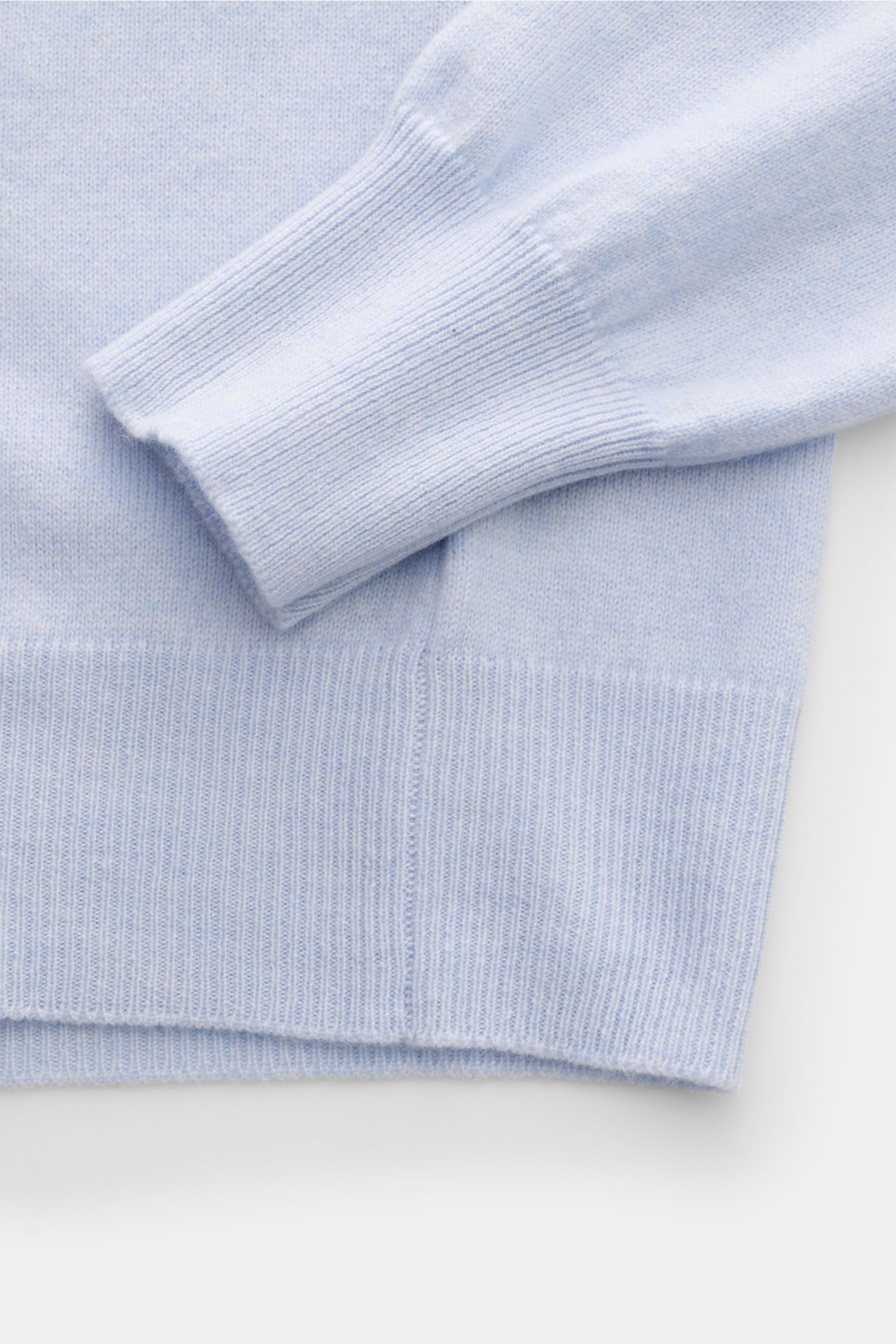 Bruno Manetti Cashmere V-Neck Pullover hellblau meliert, Detailaufnahme von Ärmel und Saum, weicher Griff, feines Strickbild, Rippbündchen