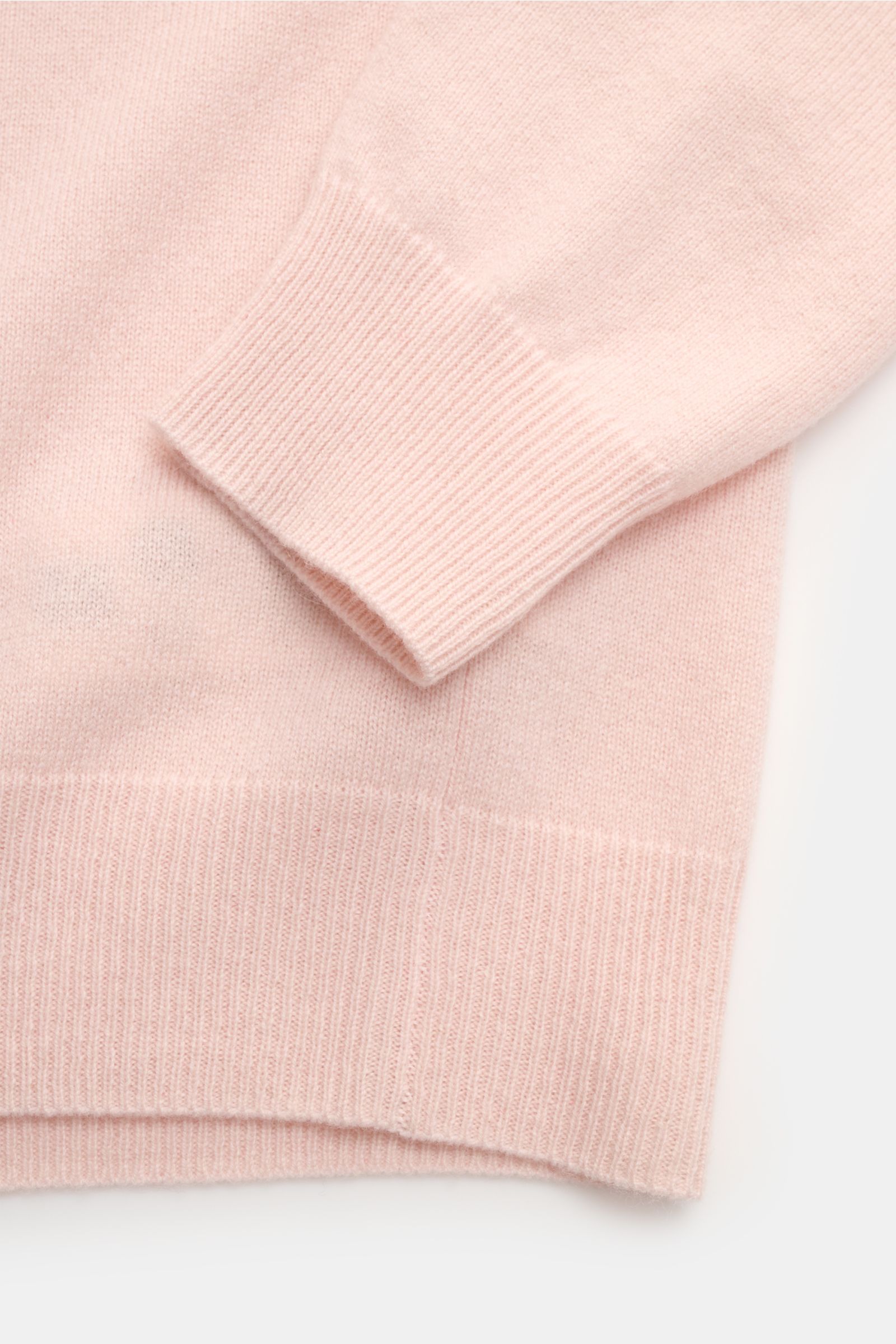 FTC Cashmere V-Neck Pullover rosé in Nahaufnahme von Ärmel und Saum, Slim Fit, feines Strickbild, Fair-Trade-Cashmere, weicher Griff.