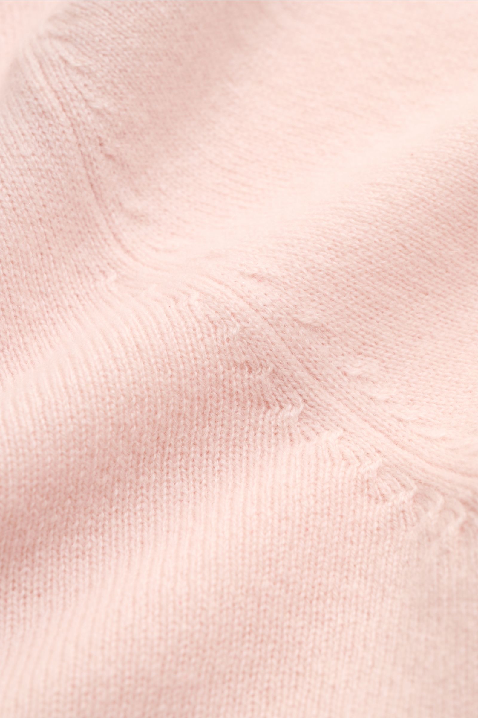 Nahaufnahme des FTC Cashmere V-Neck Pullovers rosé von oben, zeigt feines Strickbild, weichen Griff und nachhaltige Fair-Trade-Qualität.