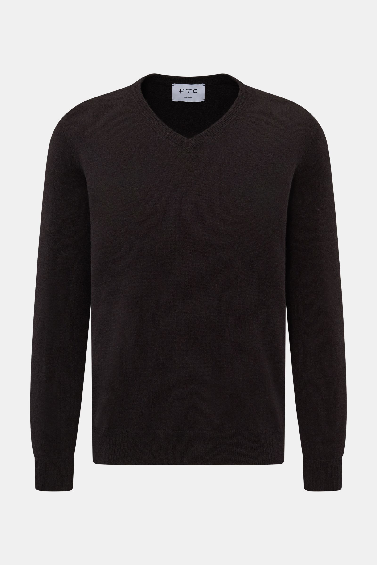 Front view of FTC Cashmere V-Neck Pullover dunkelbraun, a slim fit men's classic V-neck sweater made from pure Fair-Trade cashmere with a very soft feel, fine knit texture, and comfortable ribbed cuffs.

Der Pullover mit V-Ausschnitt ist ein Klassiker 