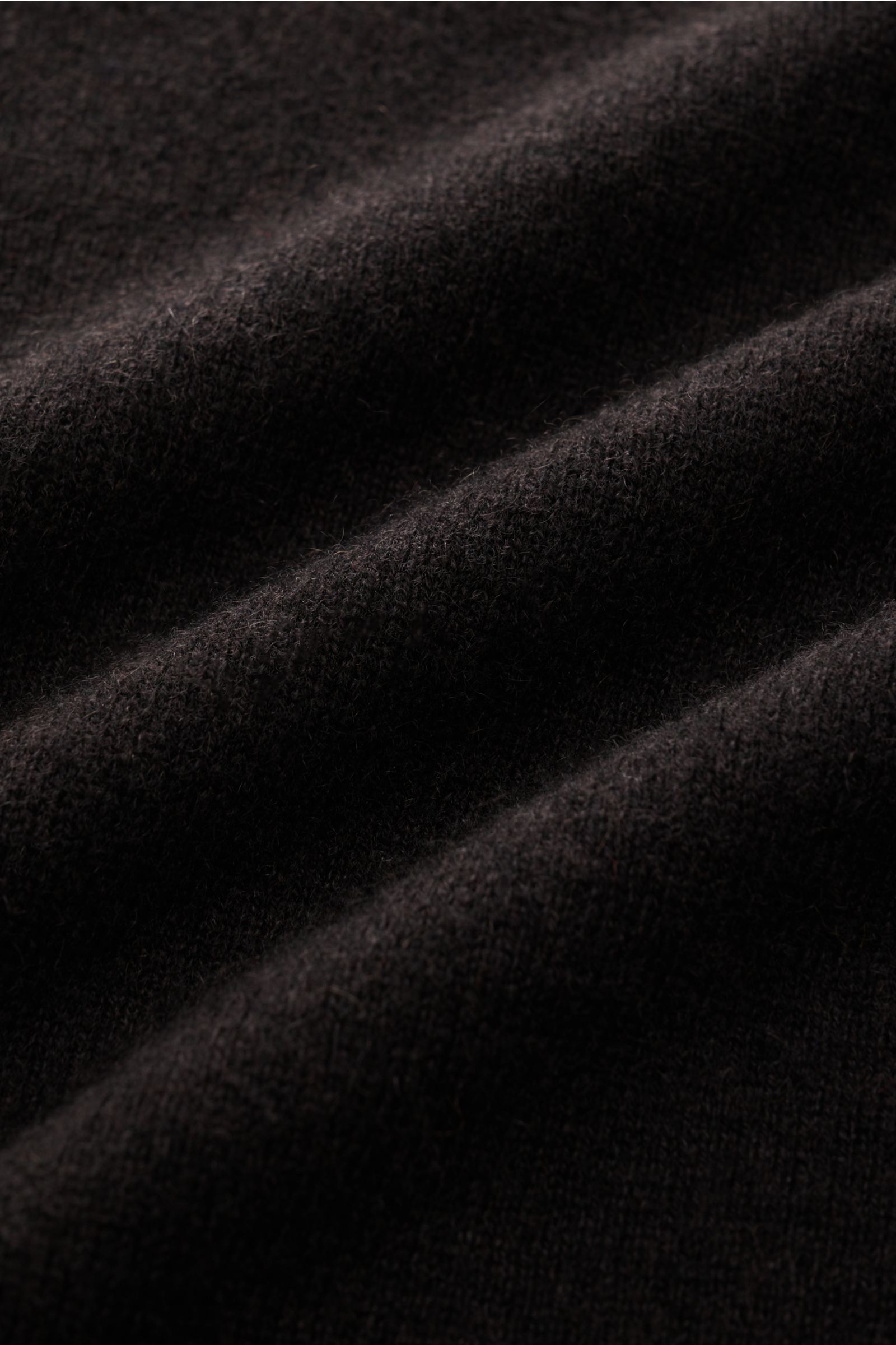 Close-up view of dark brown fabric texture of the FTC Cashmere V-Neck Pullover dunkelbraun showing fine knit and soft fibers.

Description: Der Pullover mit V-Ausschnitt ist ein Klassiker der Herrenmode, der in keinem Kleiderschrank fehlen darf – aus n