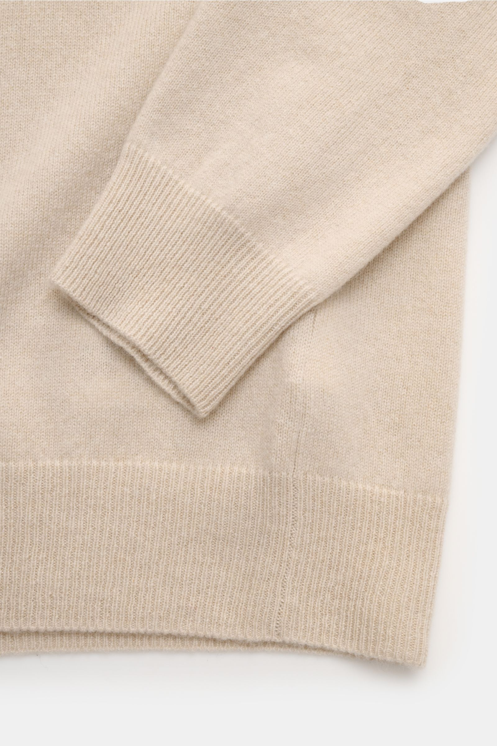 FTC Cashmere V-Neck Pullover beige, Detailaufnahme von Ärmel und Saum, Slim Fit, feines Strickbild, weicher Griff, nachhaltiger Fair-Trade-Cashmere.