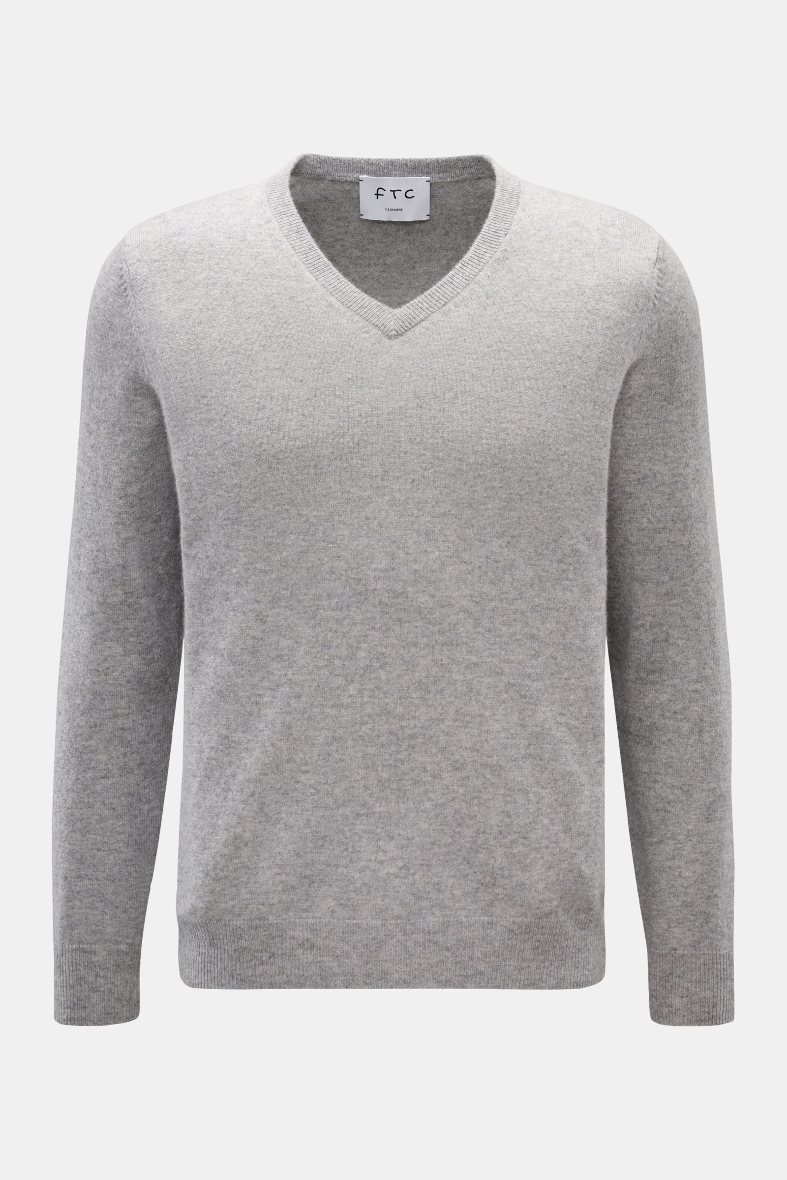 FTC Cashmere V-Neck Pullover grau, frontal von oben fotografiert, Slim Fit, V-Ausschnitt, weicher Fair-Trade-Cashmere, feines Strickbild, Rippbündchen.