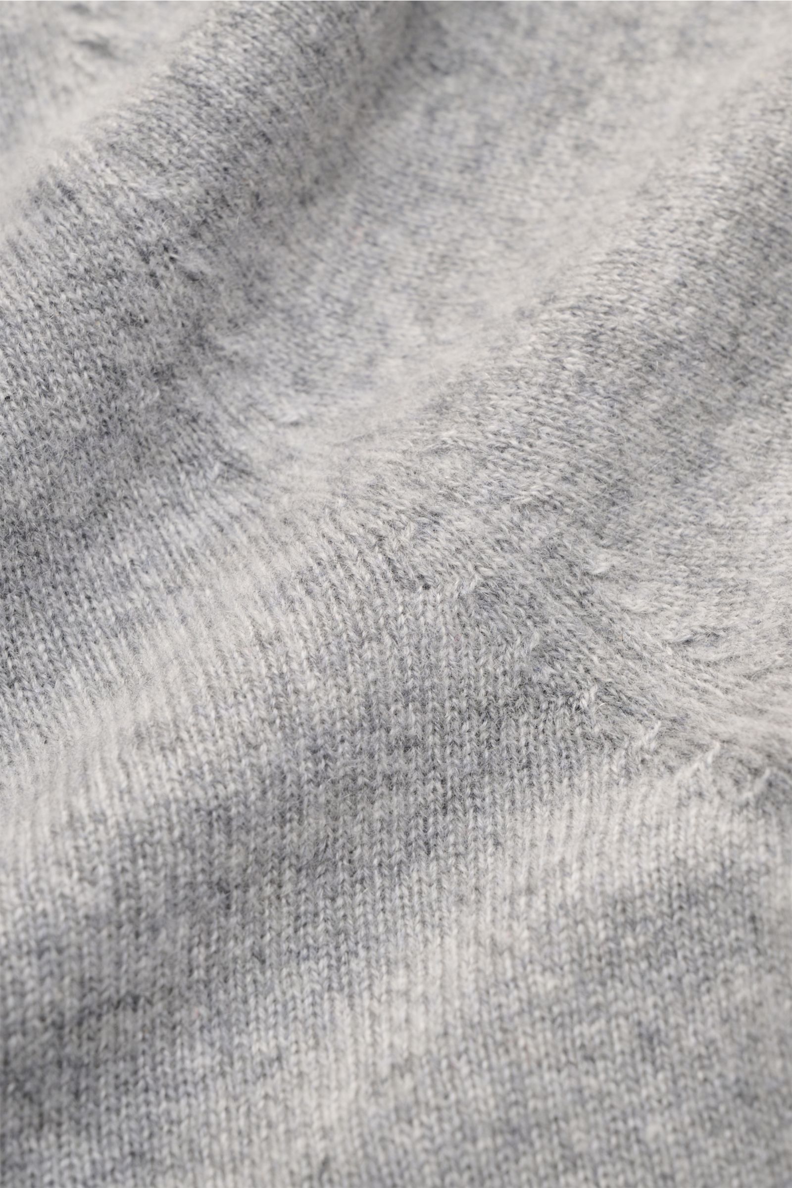 Nahaufnahme des grauen FTC Cashmere V-Neck Pullovers mit feinem Strickbild, weichem Griff und nachhaltiger Fair-Trade-Faser.