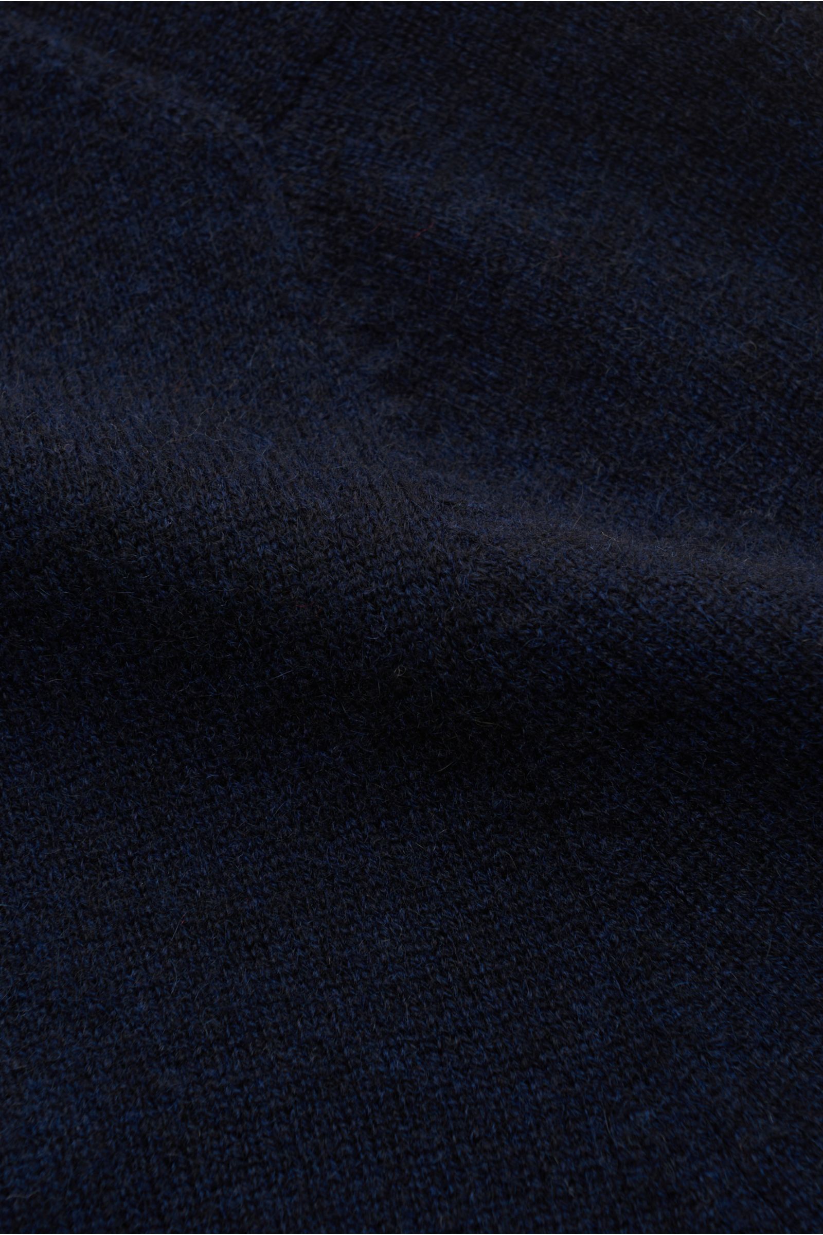 Nahaufnahme des feinen Strickbilds vom FTC Cashmere V-Neck Pullover navy, nachhaltiger Fair-Trade-Cashmere, weicher Griff, Slim Fit, V-Ausschnitt, Rippbündchen.