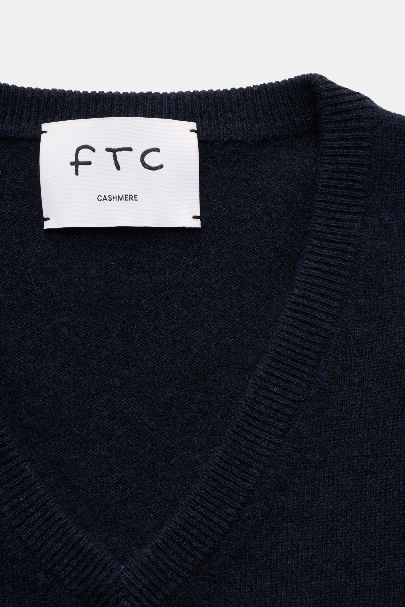 FTC Cashmere V-Neck Pullover navy, Nahaufnahme von V-Ausschnitt und Label, Slim Fit, feines Strickbild, Fair-Trade-Cashmere, nachhaltig.
