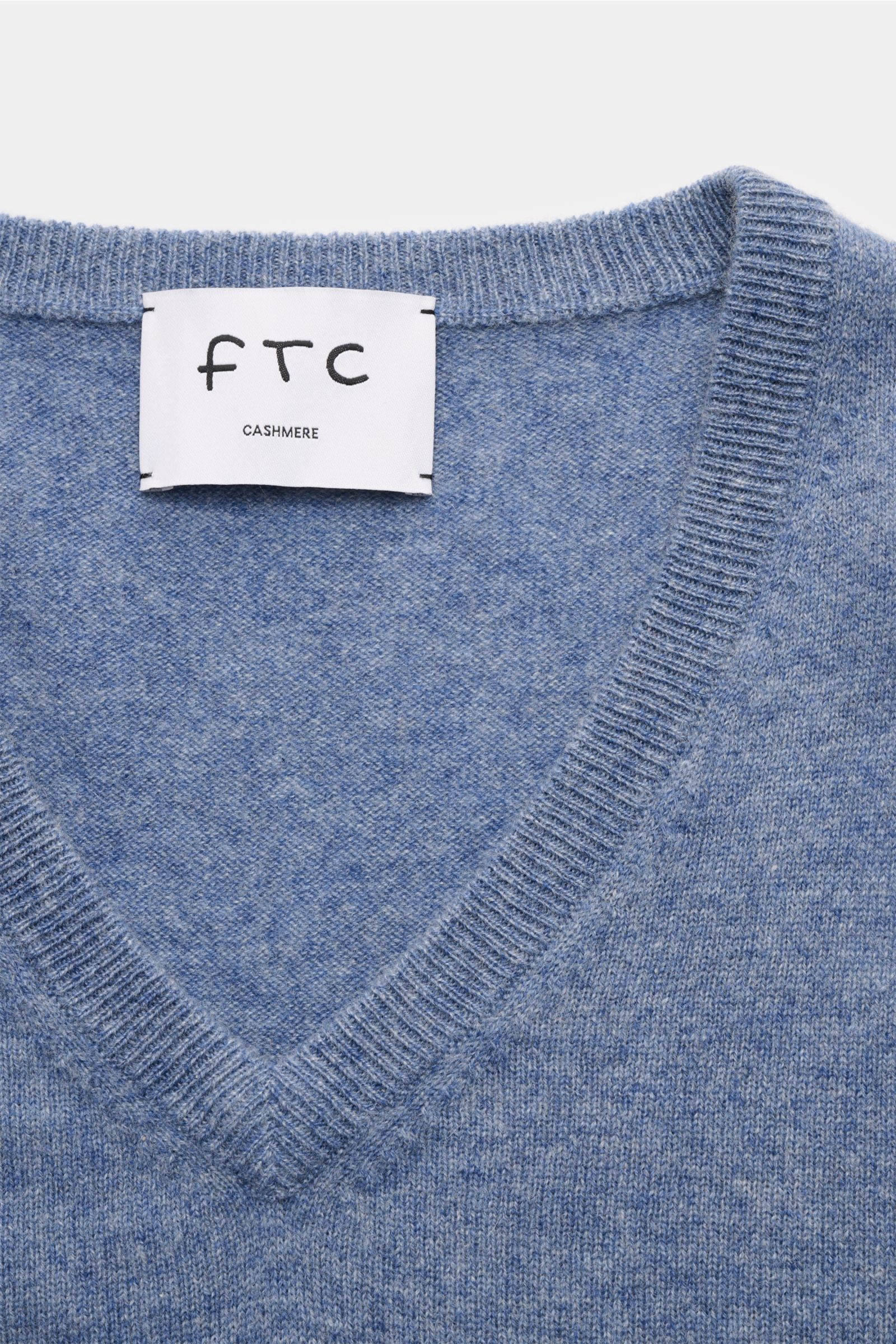 FTC Cashmere V-Neck Pullover rauchblau meliert mit V-Ausschnitt, feinem Strickbild, Rippbündchen, Slim Fit, nachhaltig produziert aus Fair-Trade-Cashmere.