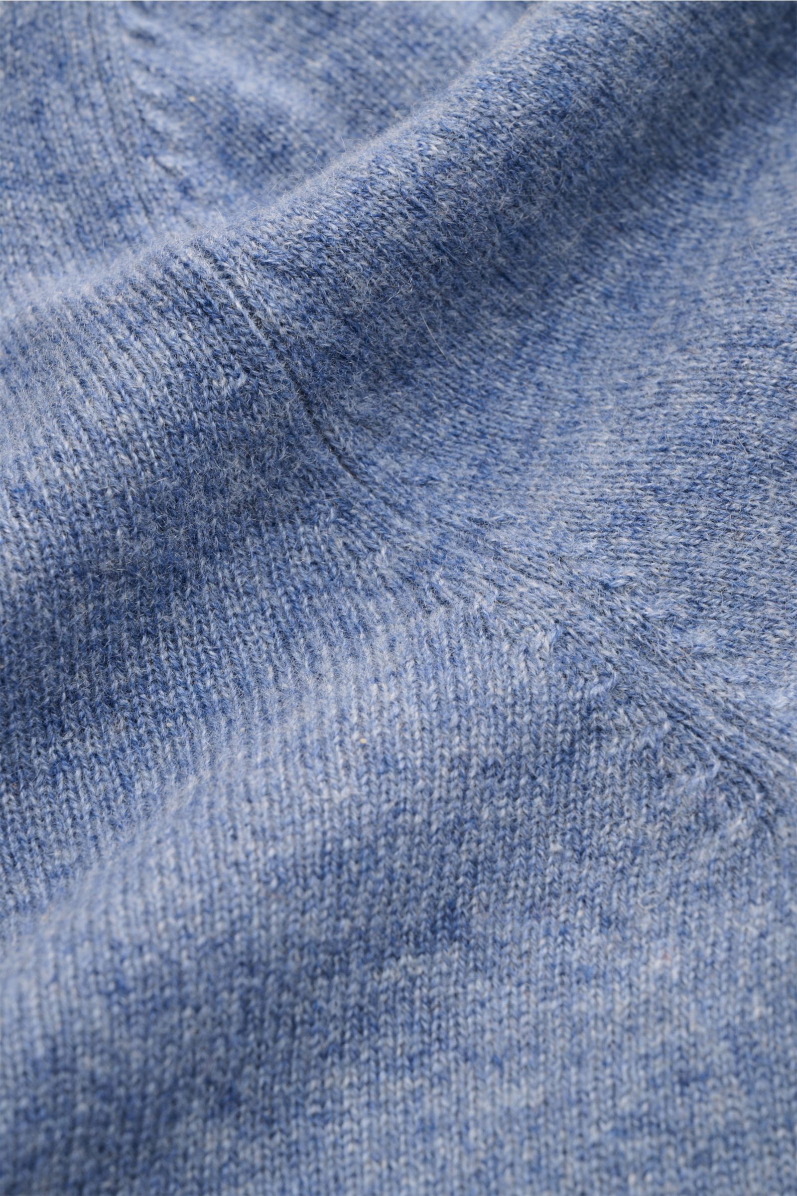 FTC Cashmere V-Neck Pullover rauchblau meliert in Nahaufnahme, feines Strickbild, weicher Griff, nachhaltiger Fair-Trade-Cashmere.