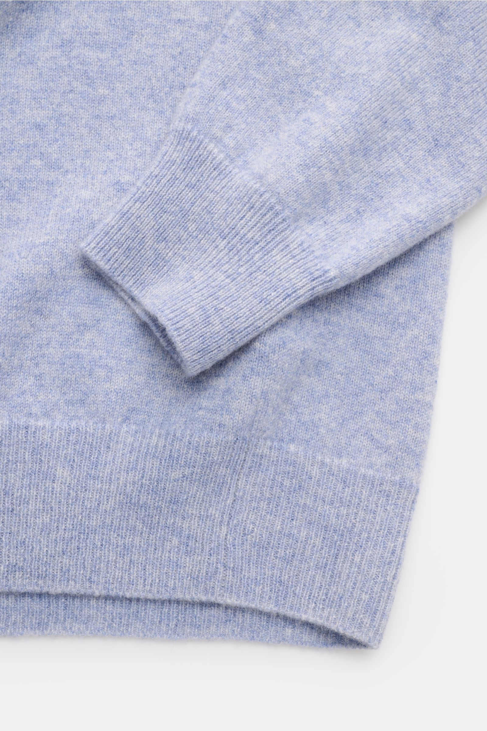 Nahaufnahme des FTC Cashmere V-Neck Pullover hellblau meliert, Slim Fit mit V-Ausschnitt, feinem Strickbild und Rippbündchen, nachhaltiger Fair-Trade-Cashmere.